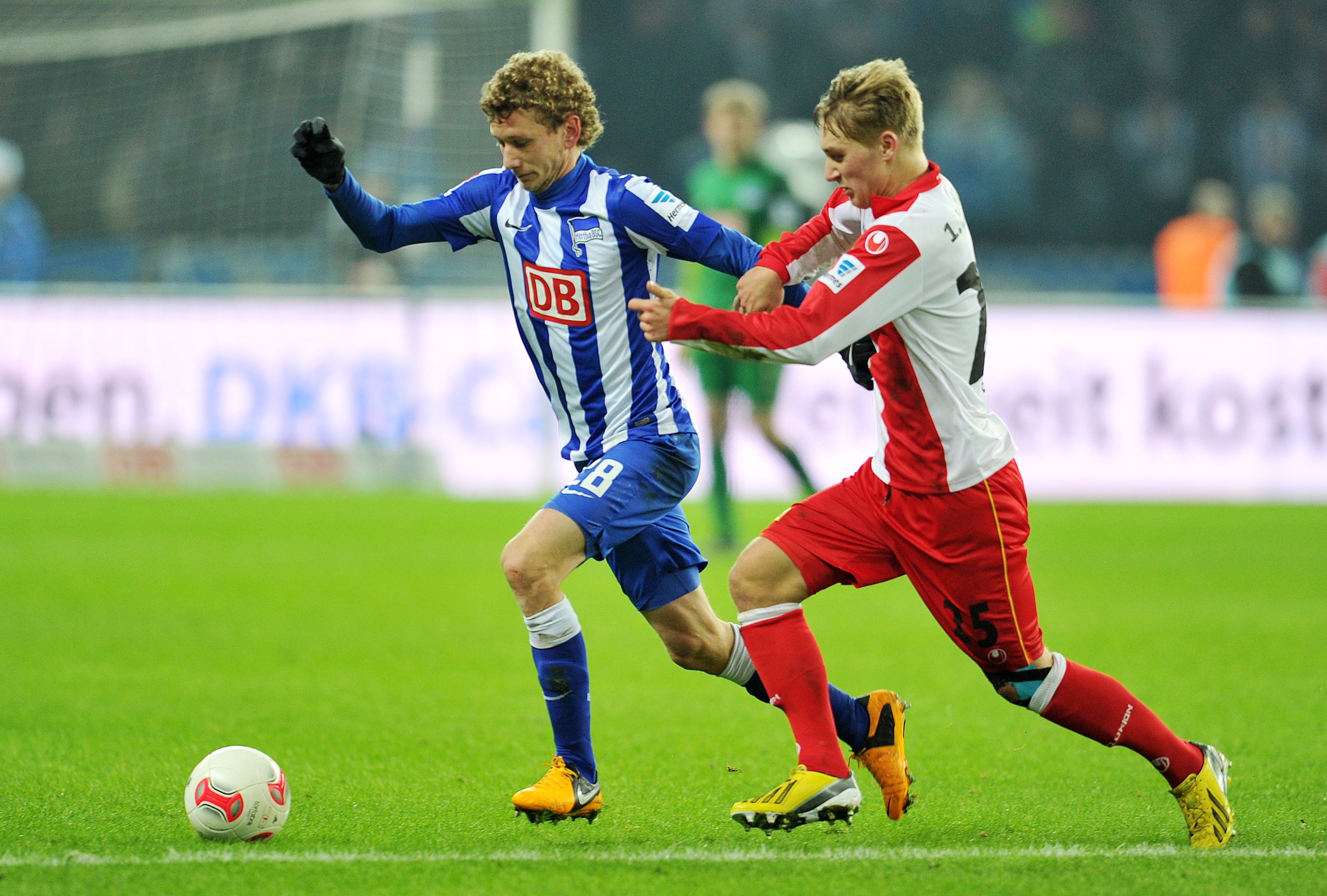 Fabian Lustenberger führt den Ball gegen einen Gegenspieler vom 1. FC Union.