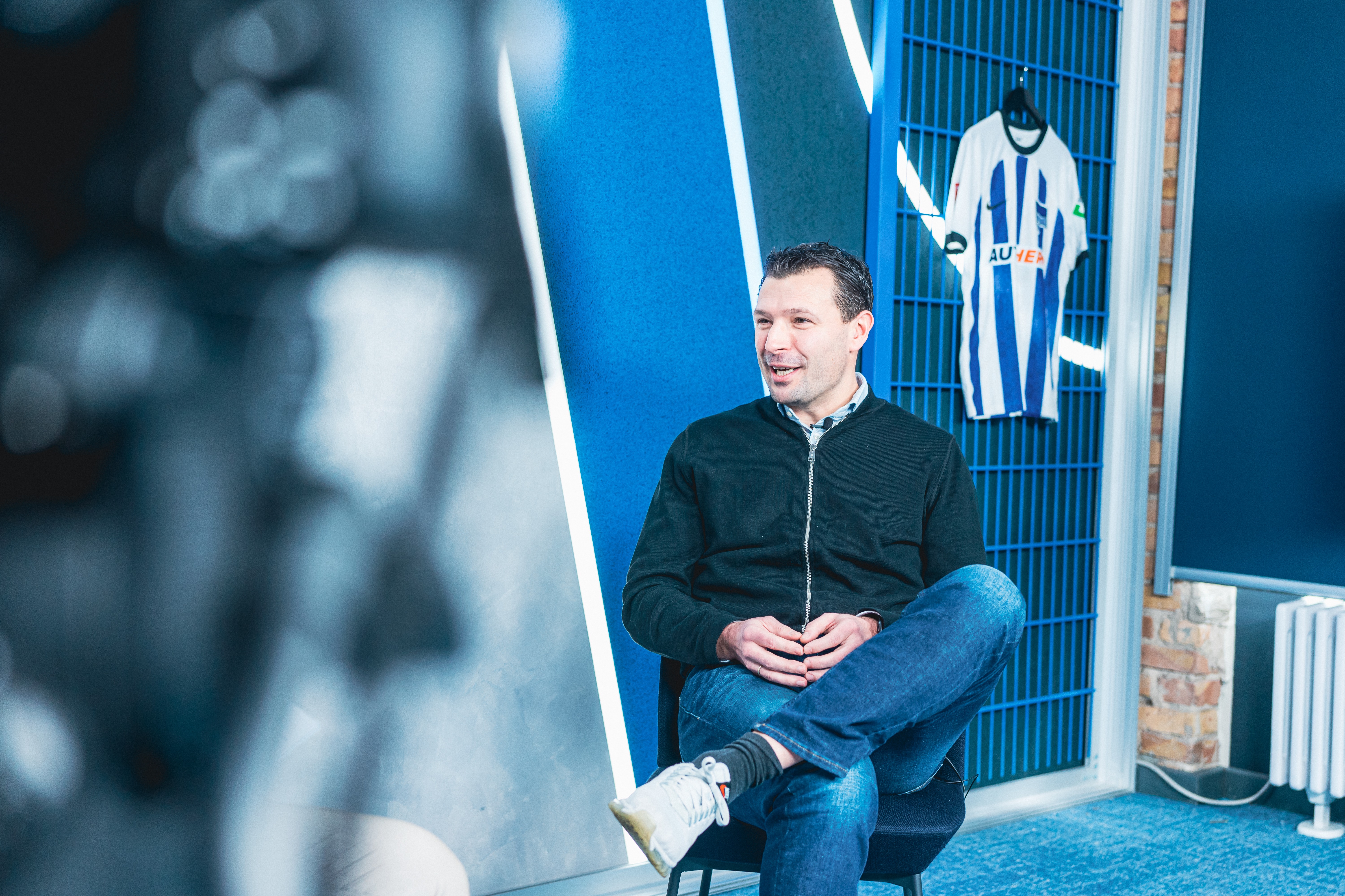 Benjamin Weber sitzt in der Traumfabrik und gibt ein Interview.