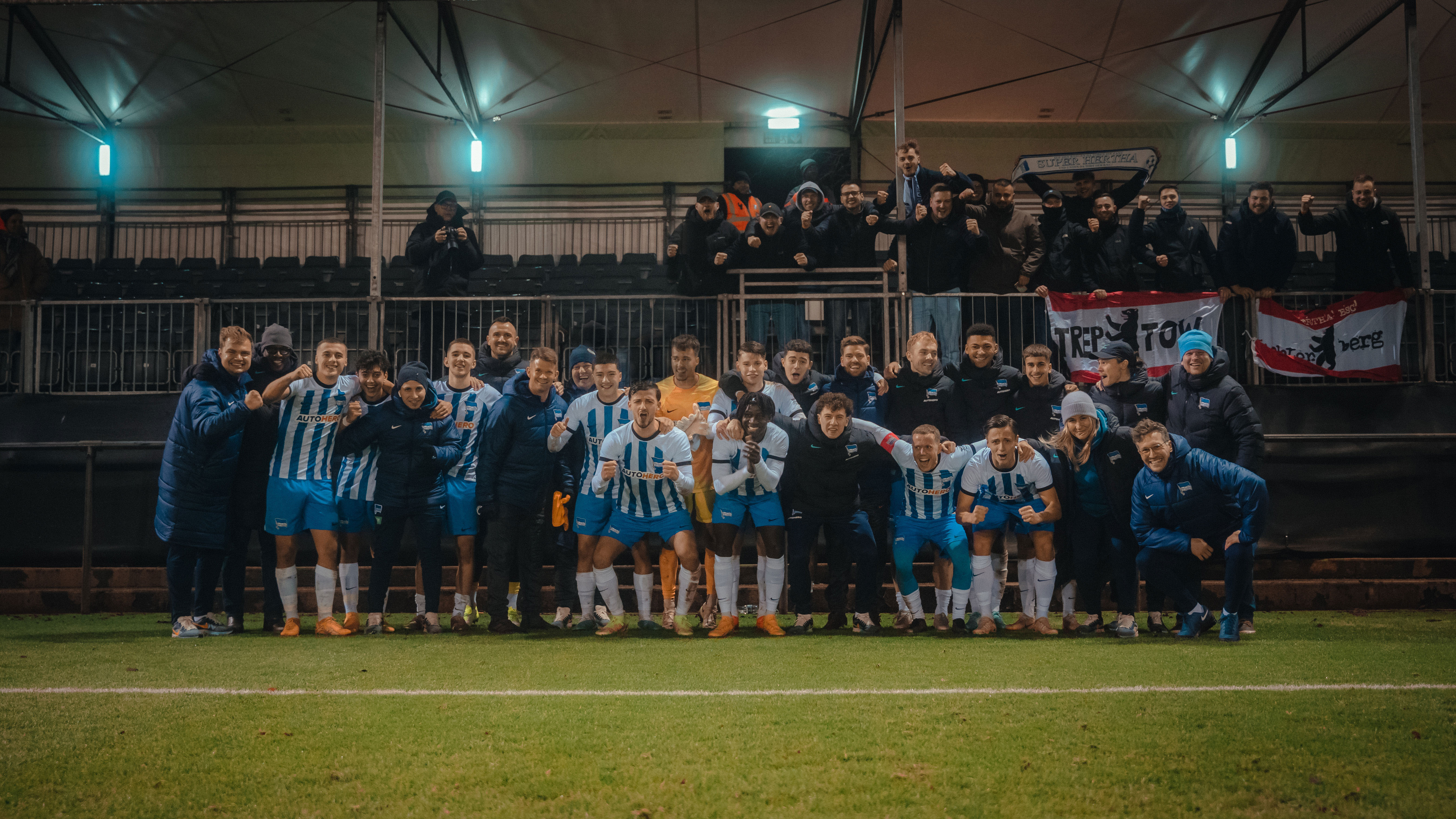 Unsere U23 posiert in Liverpool vor der Tribüne mit den Hertha-Fans.