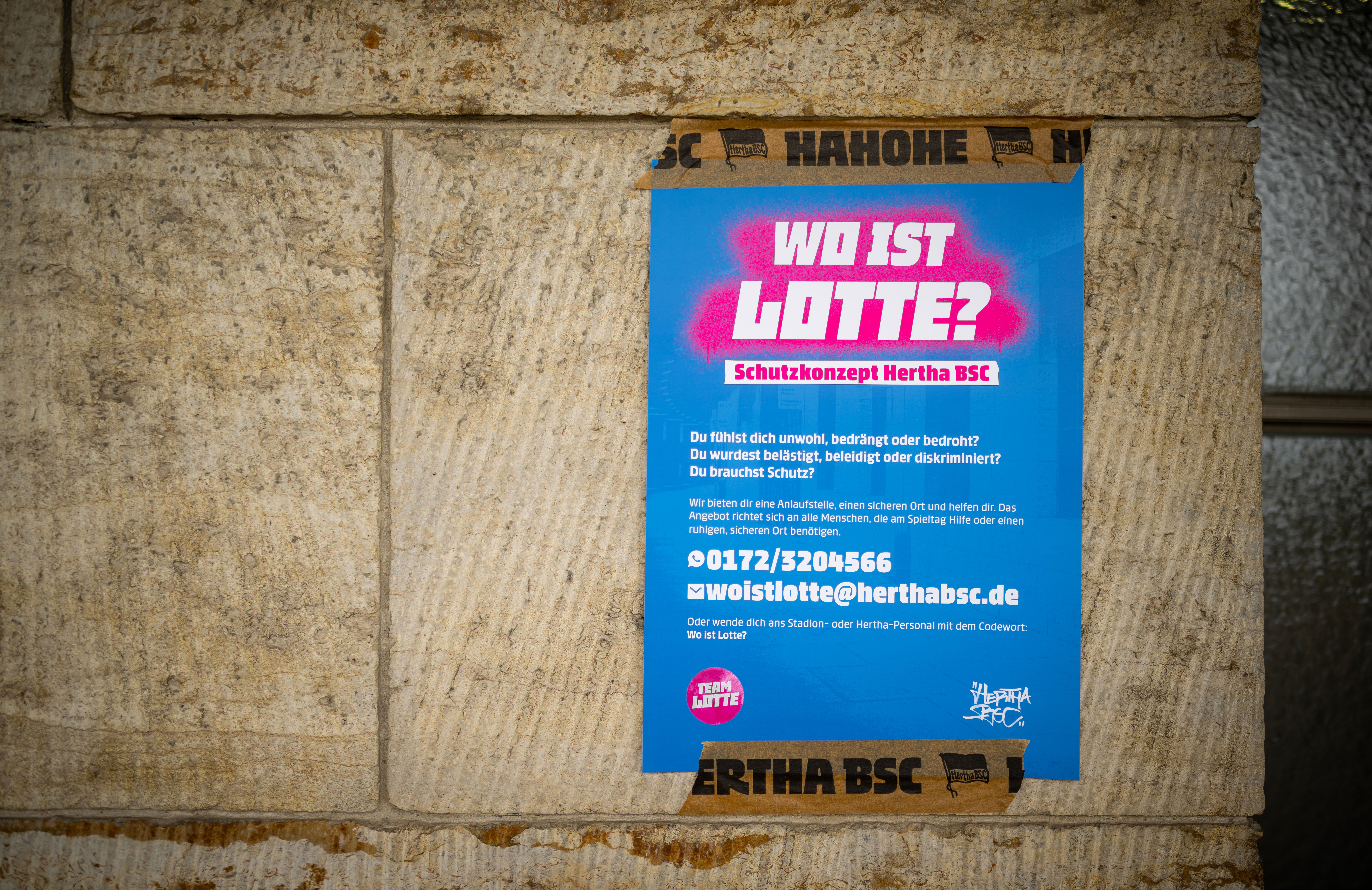 Ein Infoplakat zu unserem Schutzkonzept "Wo ist Lotte?" im Berliner Olympiastadion.