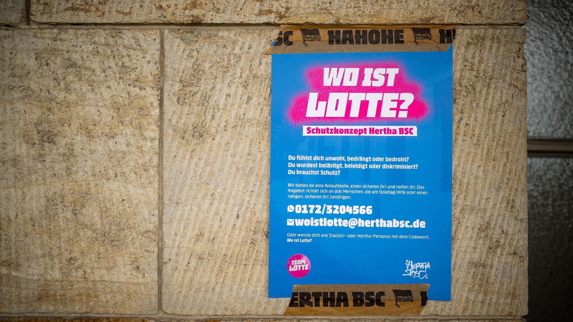 Ein Infoplakat zu unserem Schutzkonzept "Wo ist Lotte?" im Berliner Olympiastadion.