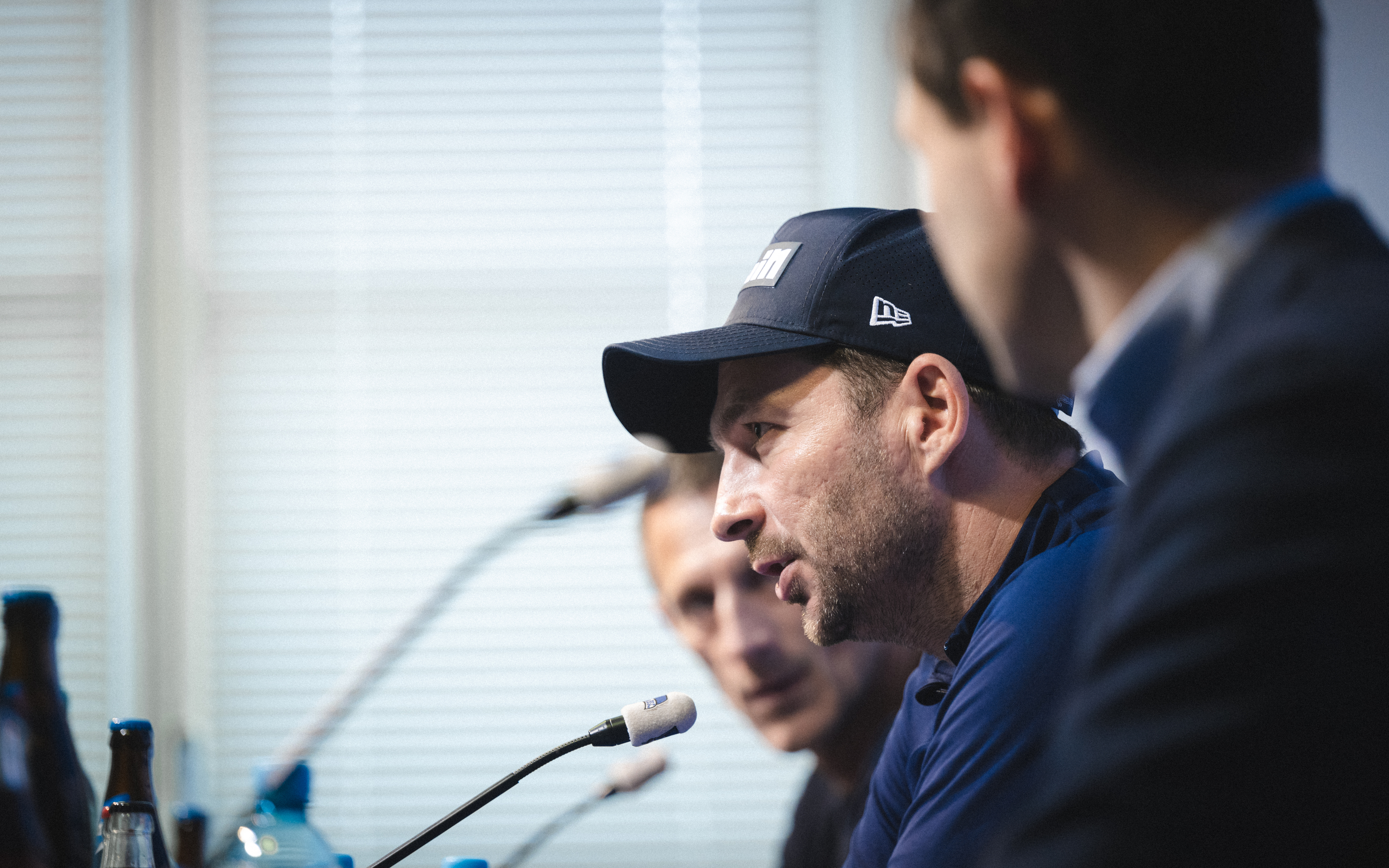Sandro Schwarz spricht bei einer Pressekonferenz ins Mikrofon.
