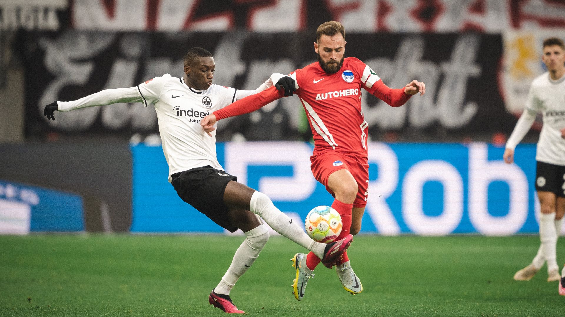 Lucas Tousart competes for the ball with Kolo Muani.