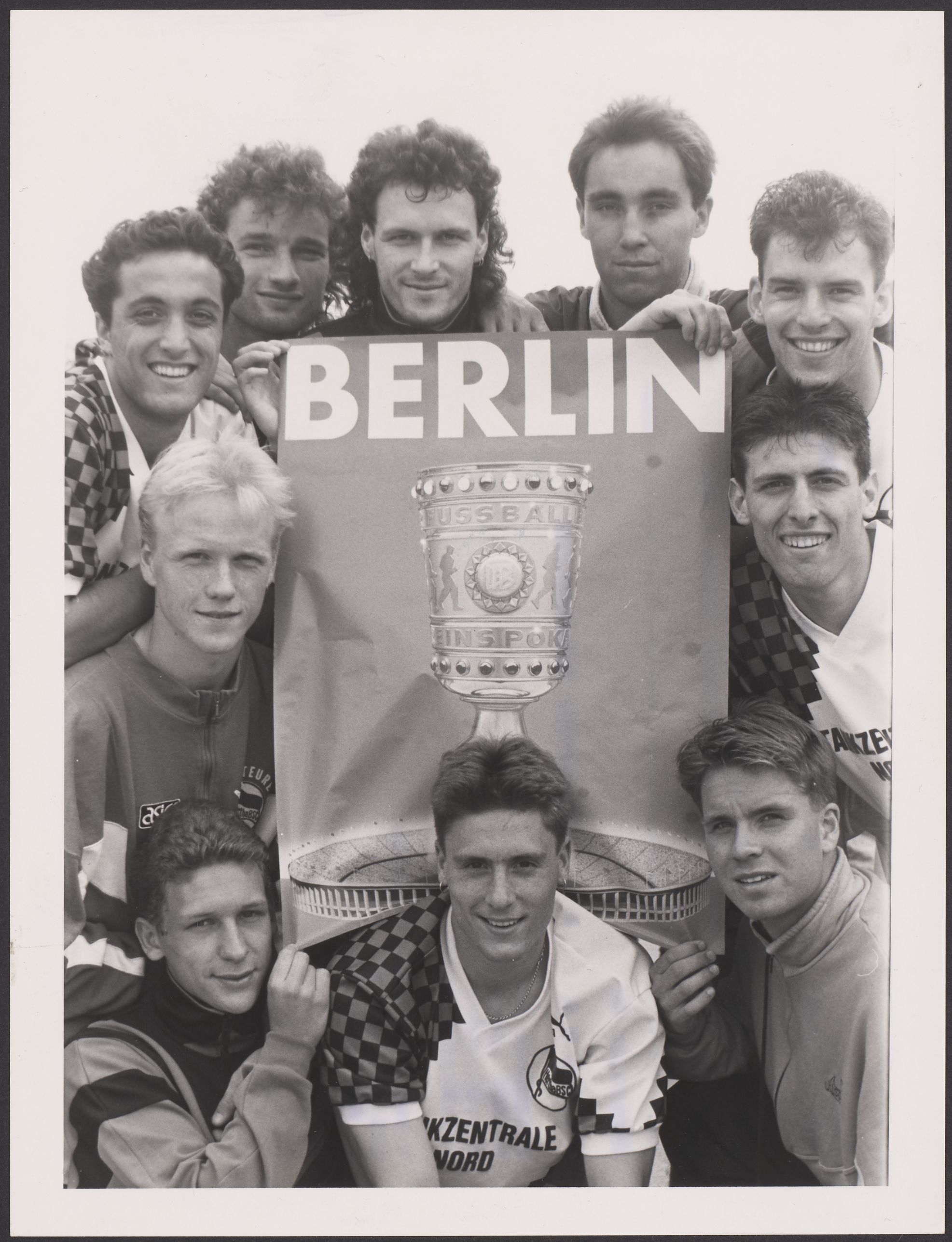 Die Hertha-Bubis posieren vor einem Plakat mit dem DFB-Pokal.