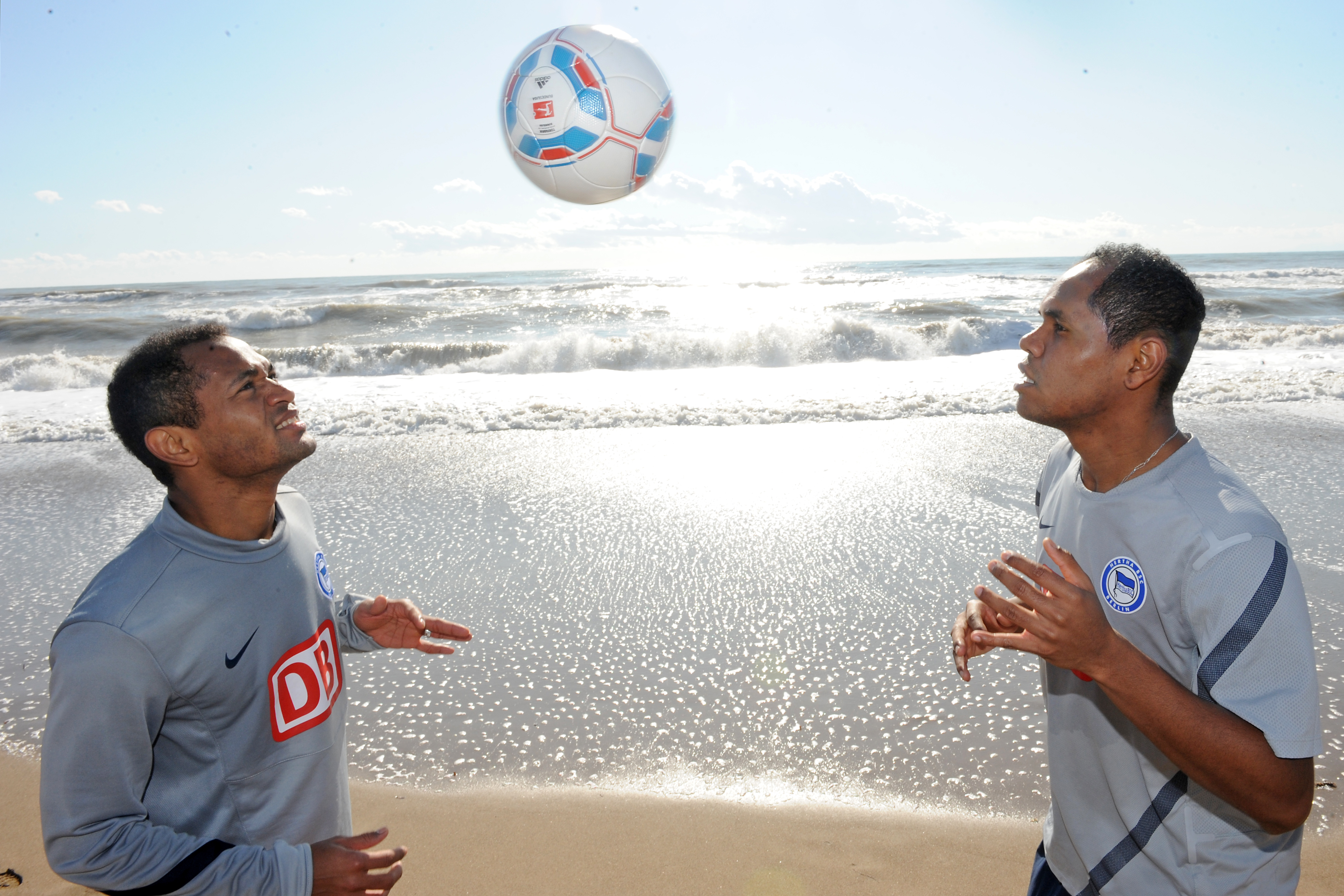Raffael und Ronny zocken im Trainingslager in Belek mit dem Ball am Strand.