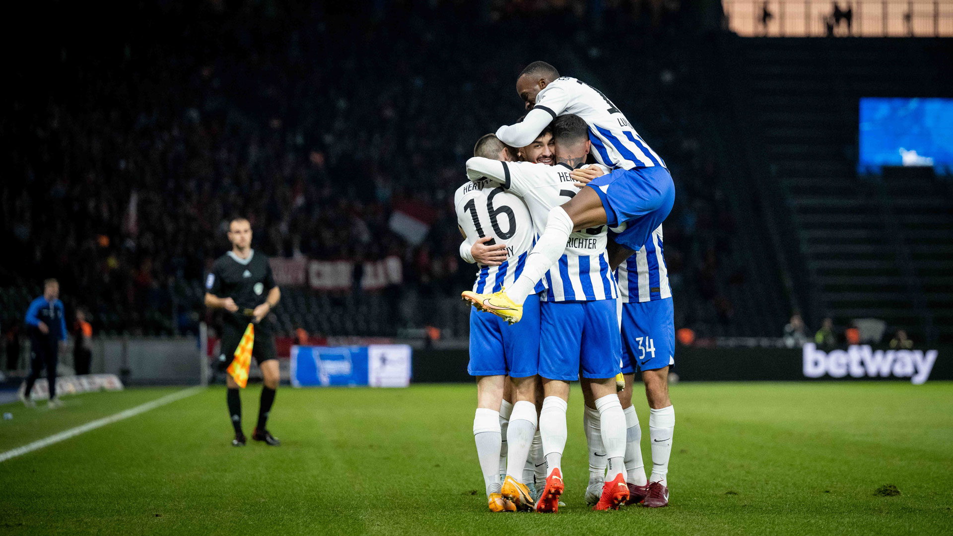 Dodi Lukébakio, Suat Serdar, Marco Richter und Jonjoe Kenny bejubeln einen Treffer unserer Herthaner.