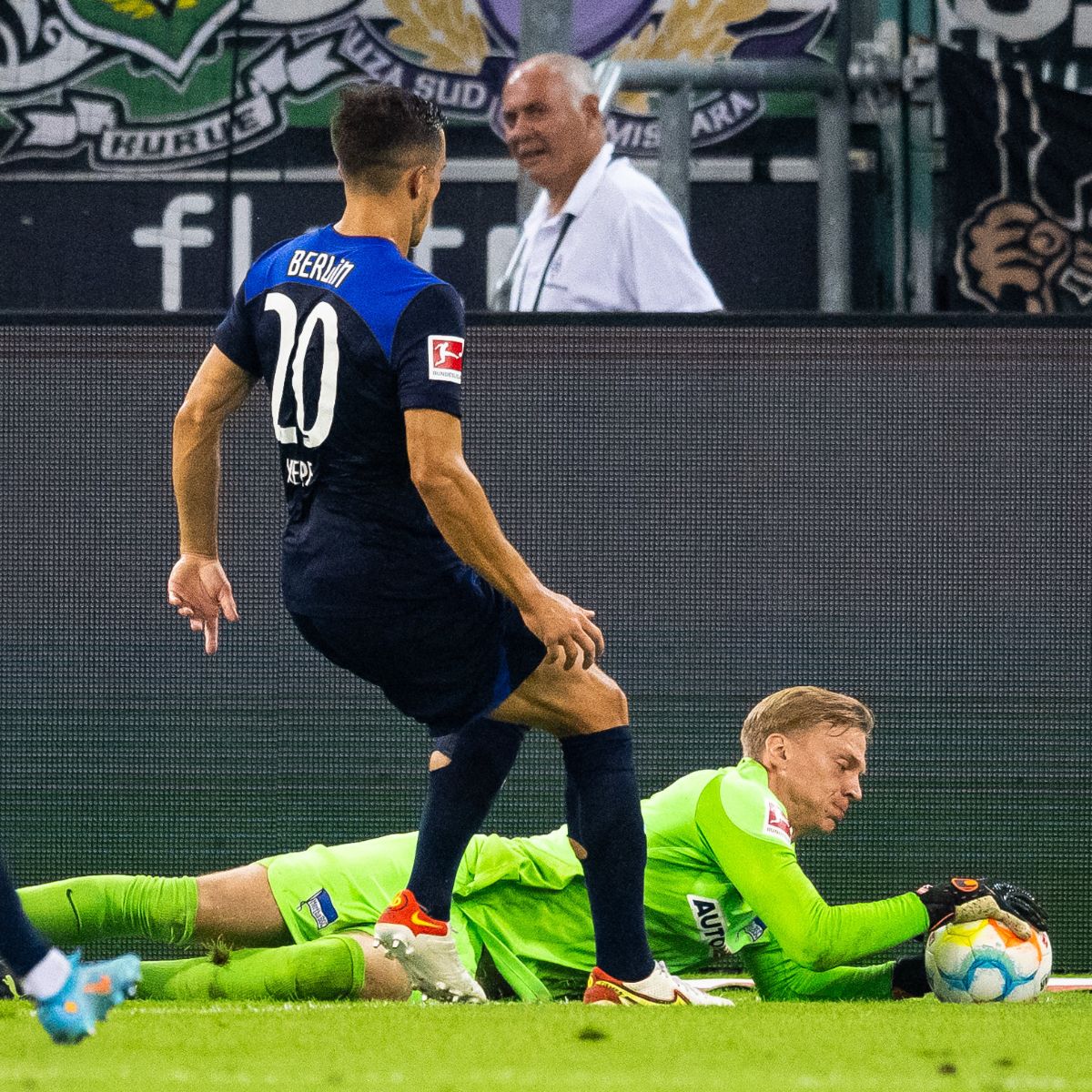 Oliver Christensen begräbt einen Ball unter sich.