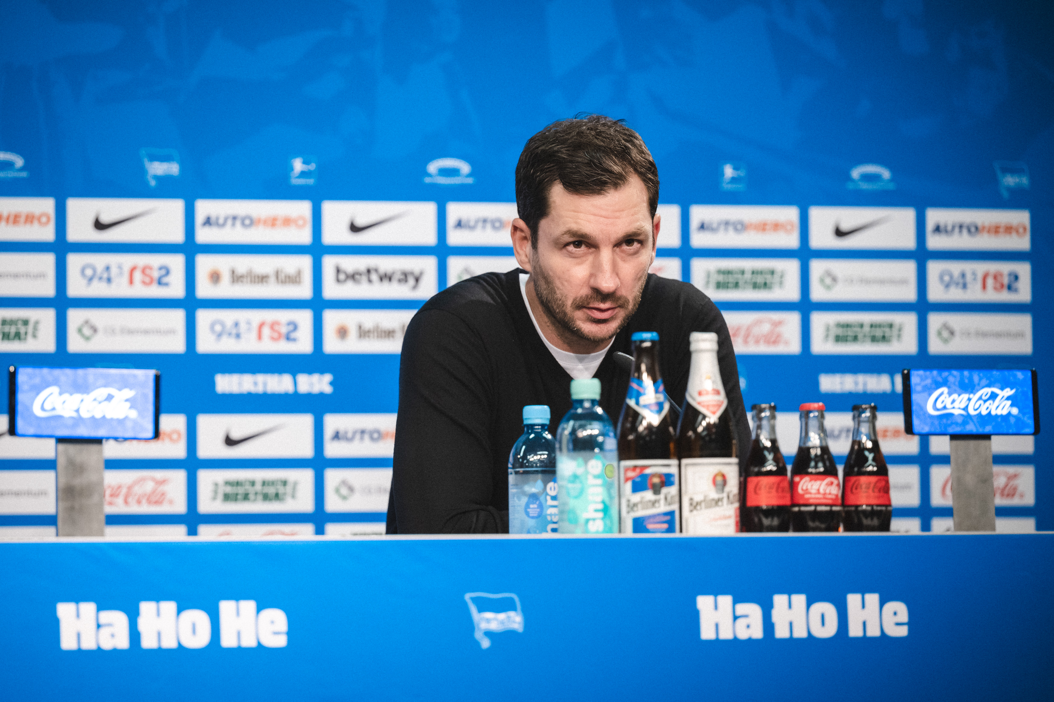 Sandro Schwarz spricht auf der Pressekonferenz nach dem Heimsieg gegen Borussia Mönchengladbach.