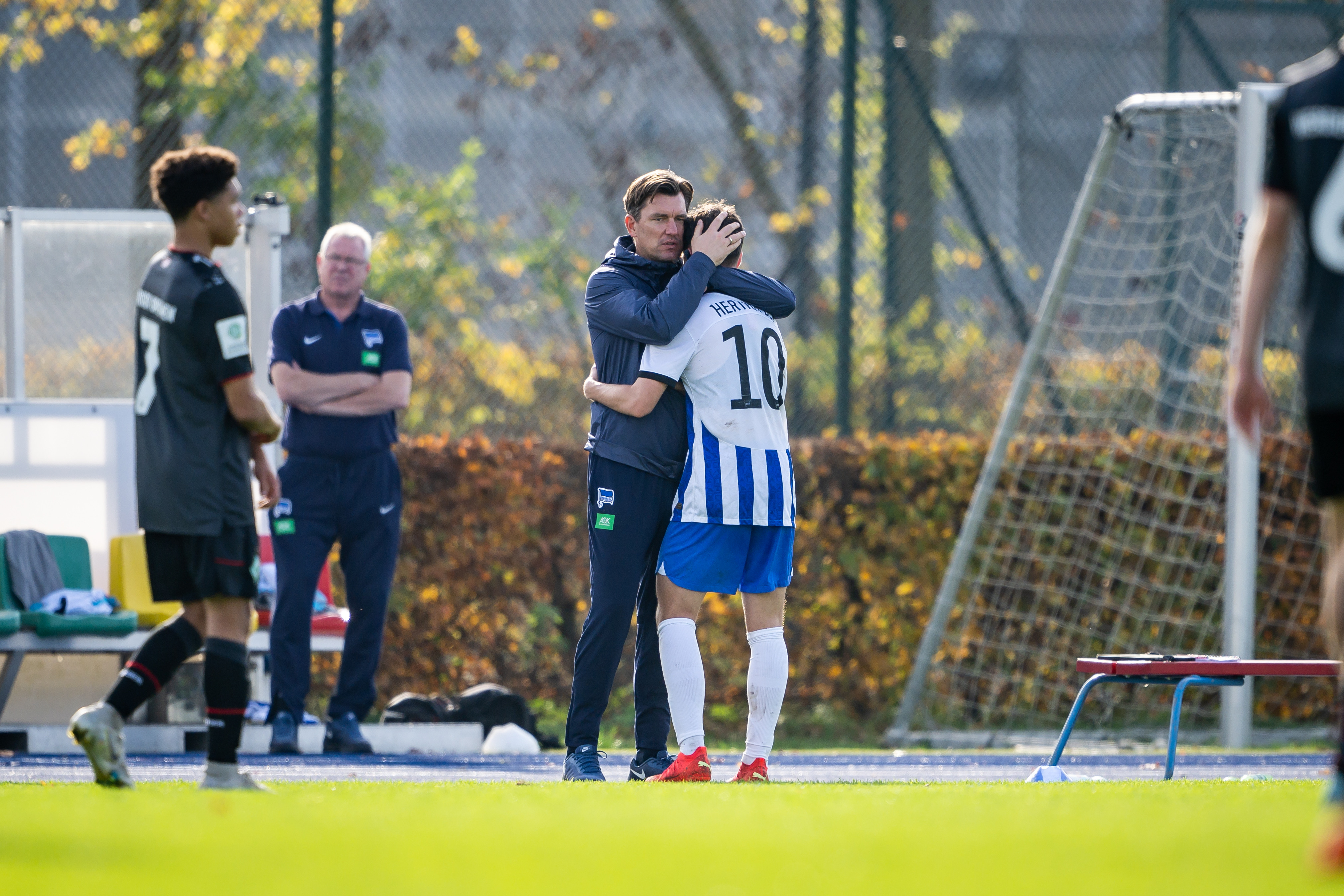 Stephan Schmidt umarmt Mittelfeldspieler Julius Gottschalk an der Seitenlinie.