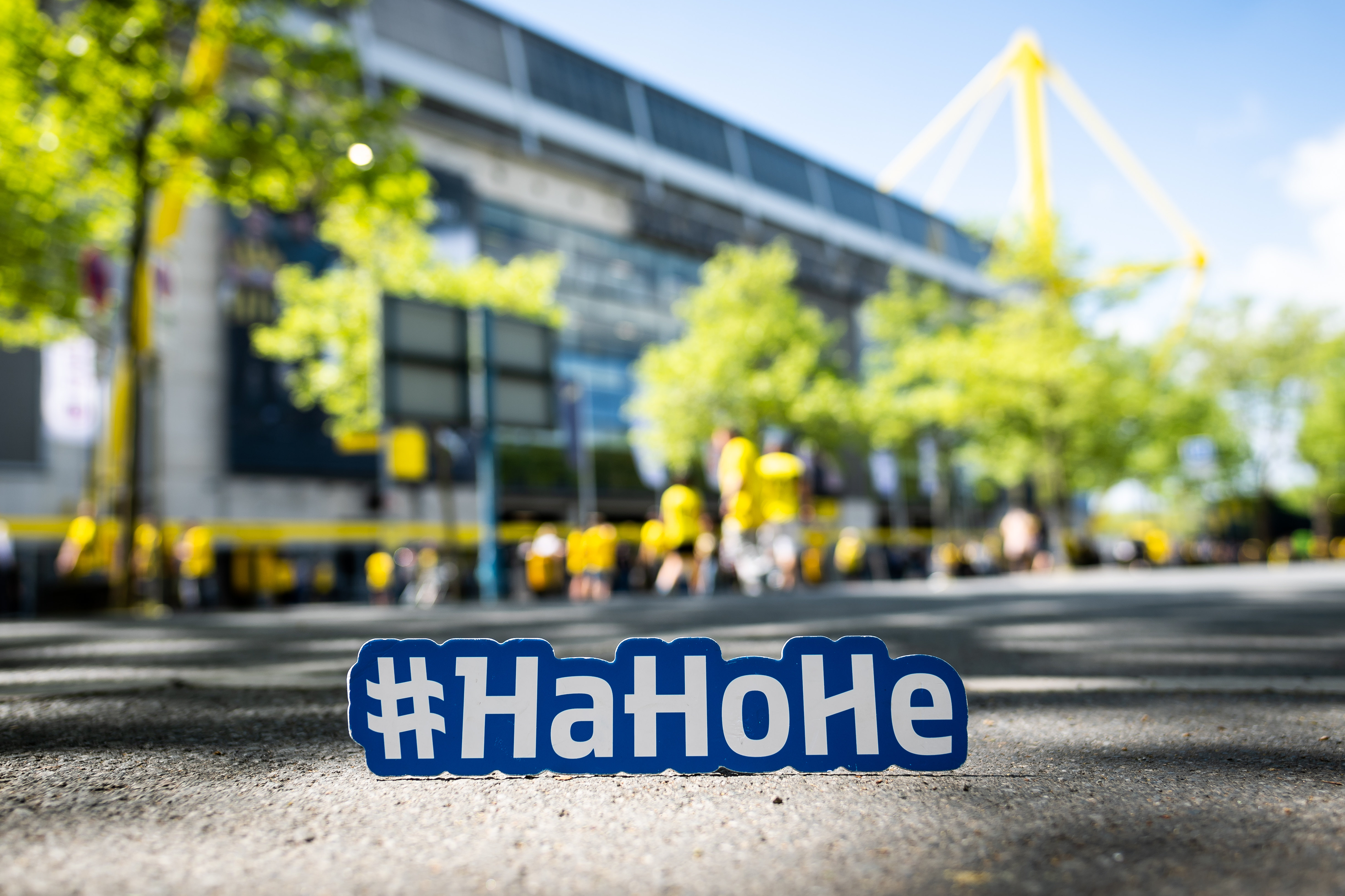 Das Westfalenstadion mit HaHoHe-Schild davor.