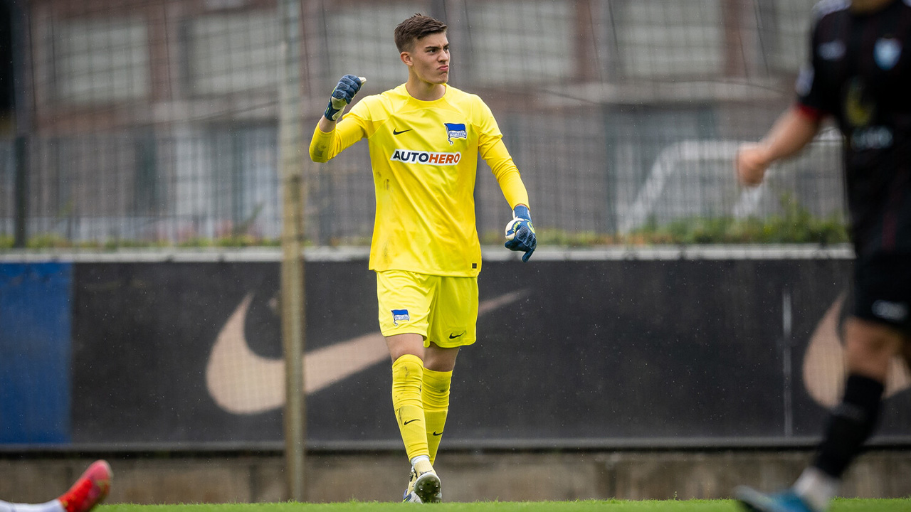 Robert Kwasigroch in goal for Hertha BSC