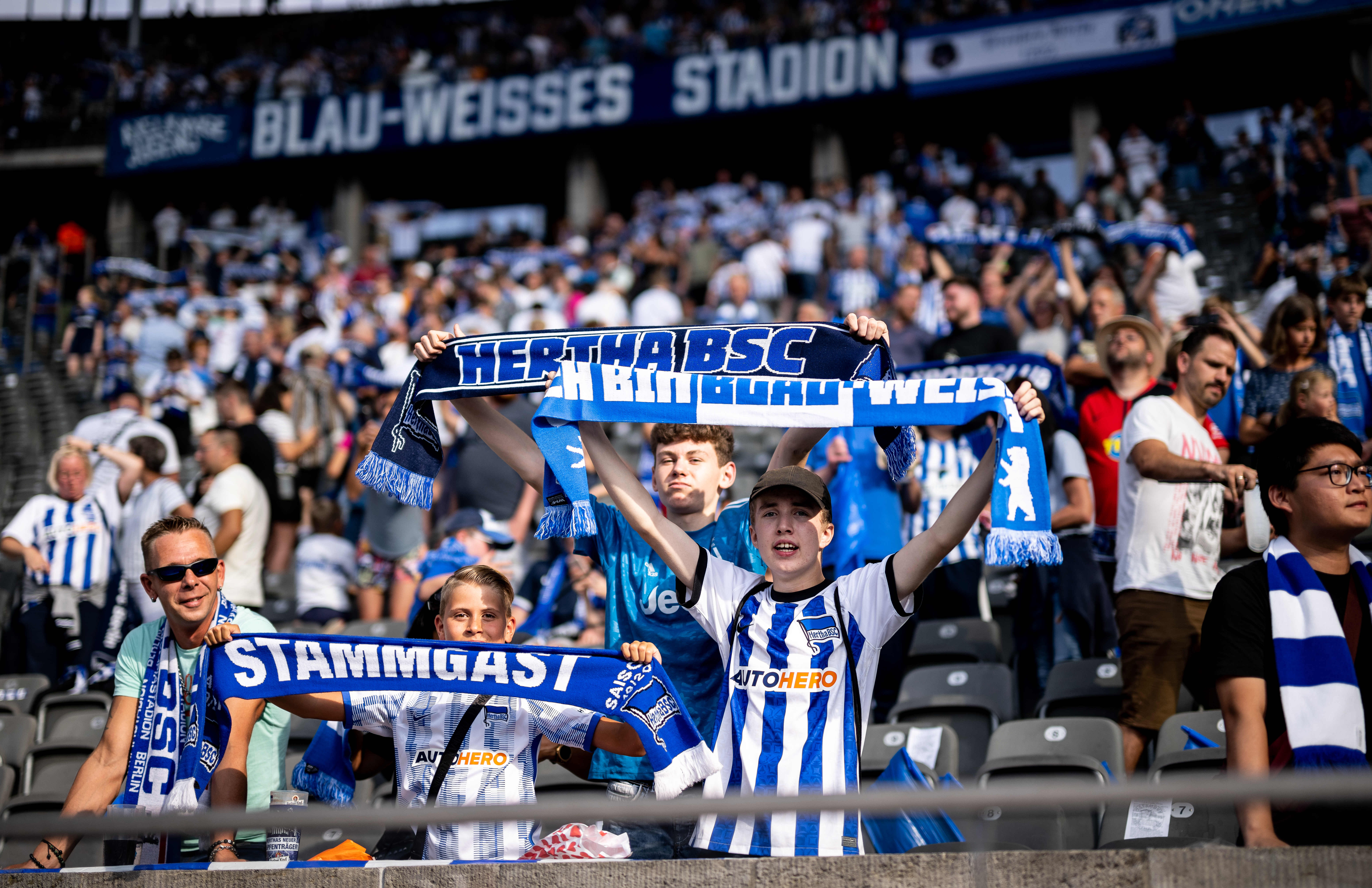 Hertha-Fans halten ihre Schals im Olympiastadion in die Kamera.