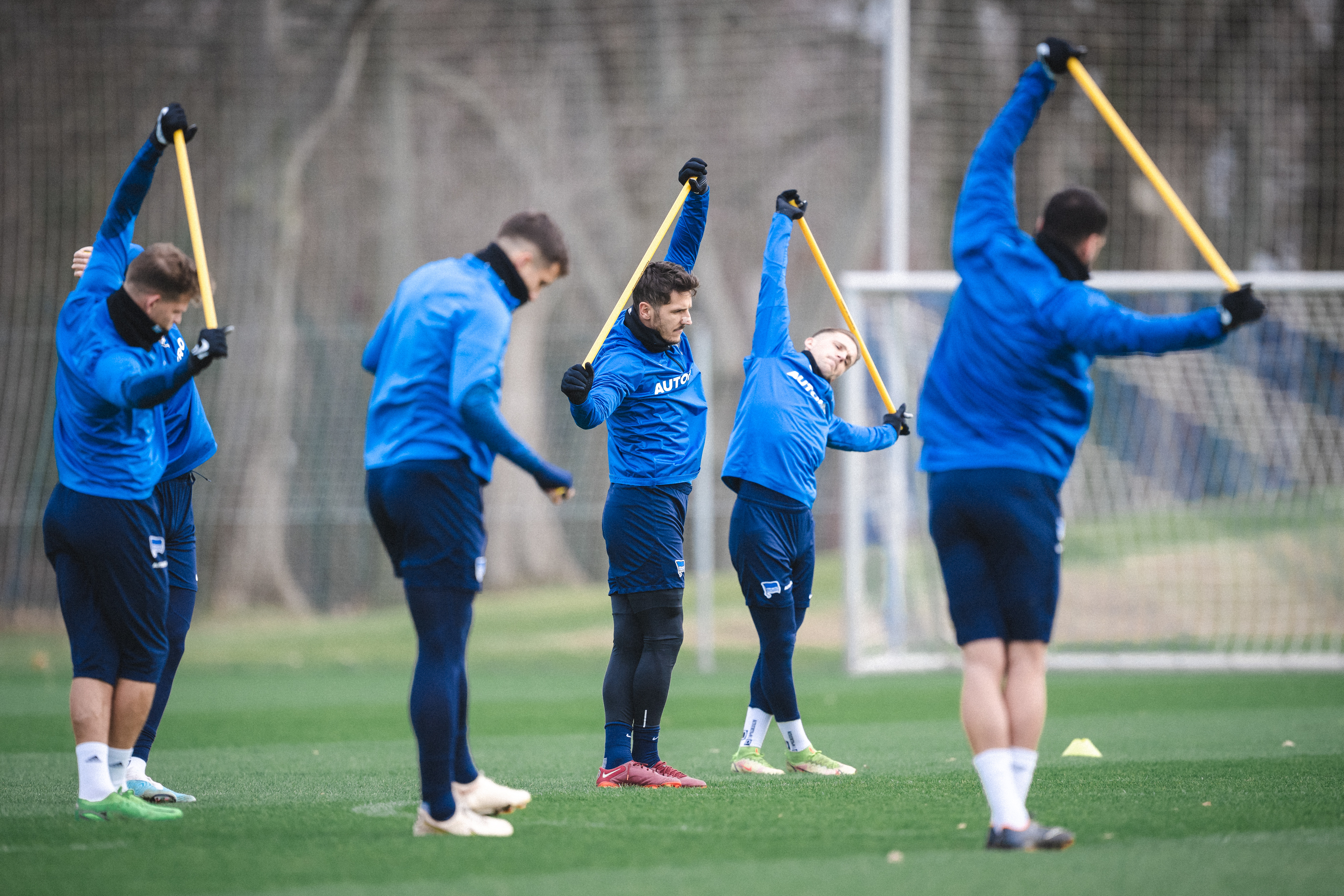 Stevan Jovetić and his team warming up with yellow poles.