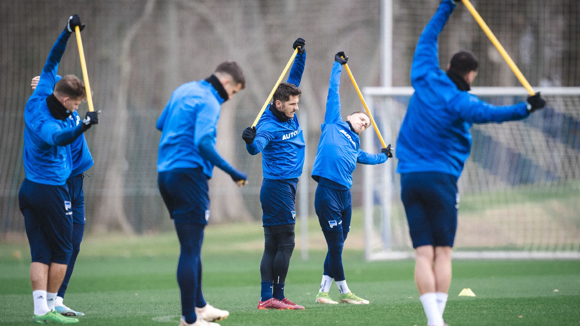 Stevan Jovetić and his team warming up with yellow poles.