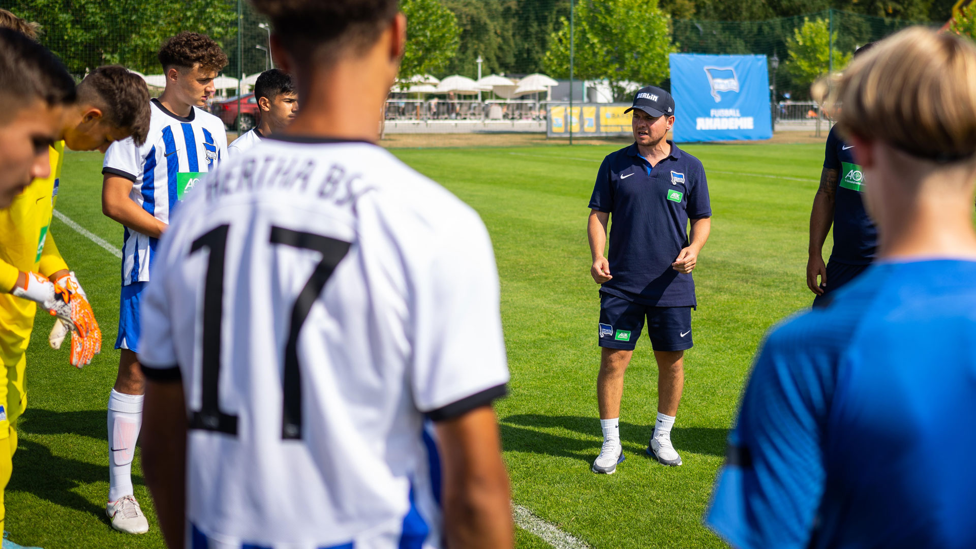 Agostino Burgarella spricht zur Mannschaft.