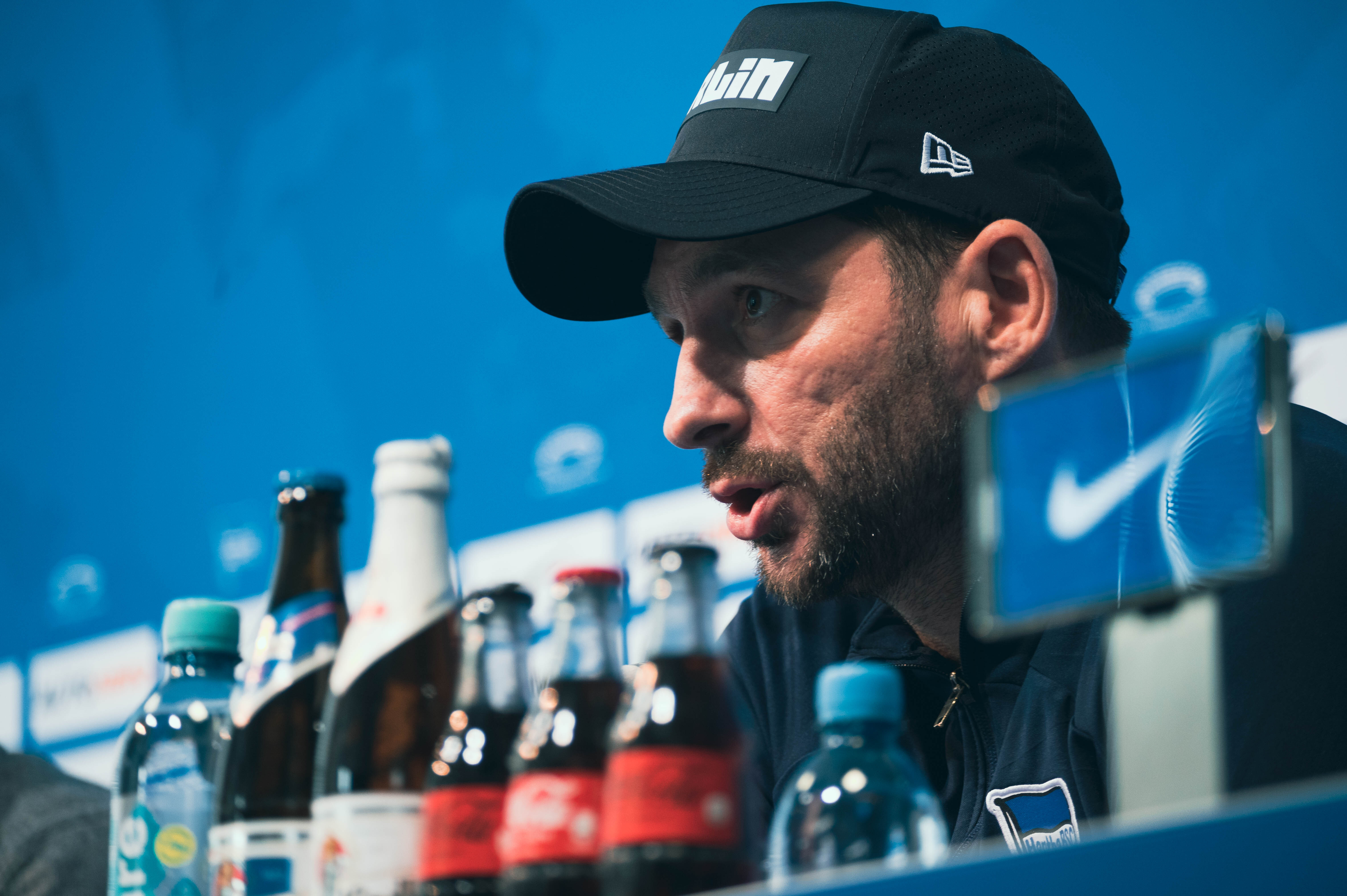 Sandro Schwarz spricht auf der Pressekonferenz vor dem Heimspiel gegen den FC Augsburg.