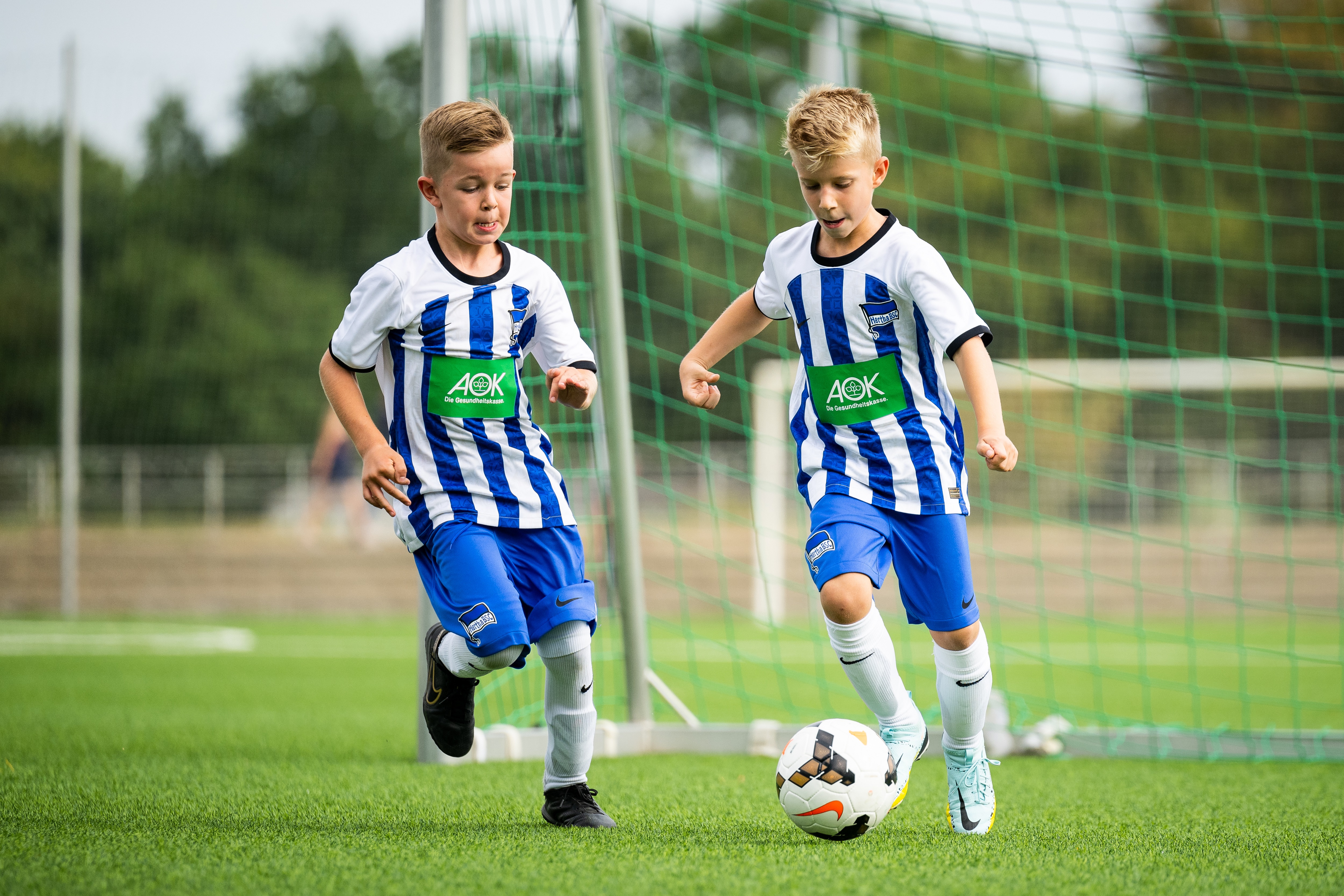 Kinder beim Training in der Hertha BSC Fußballschule.