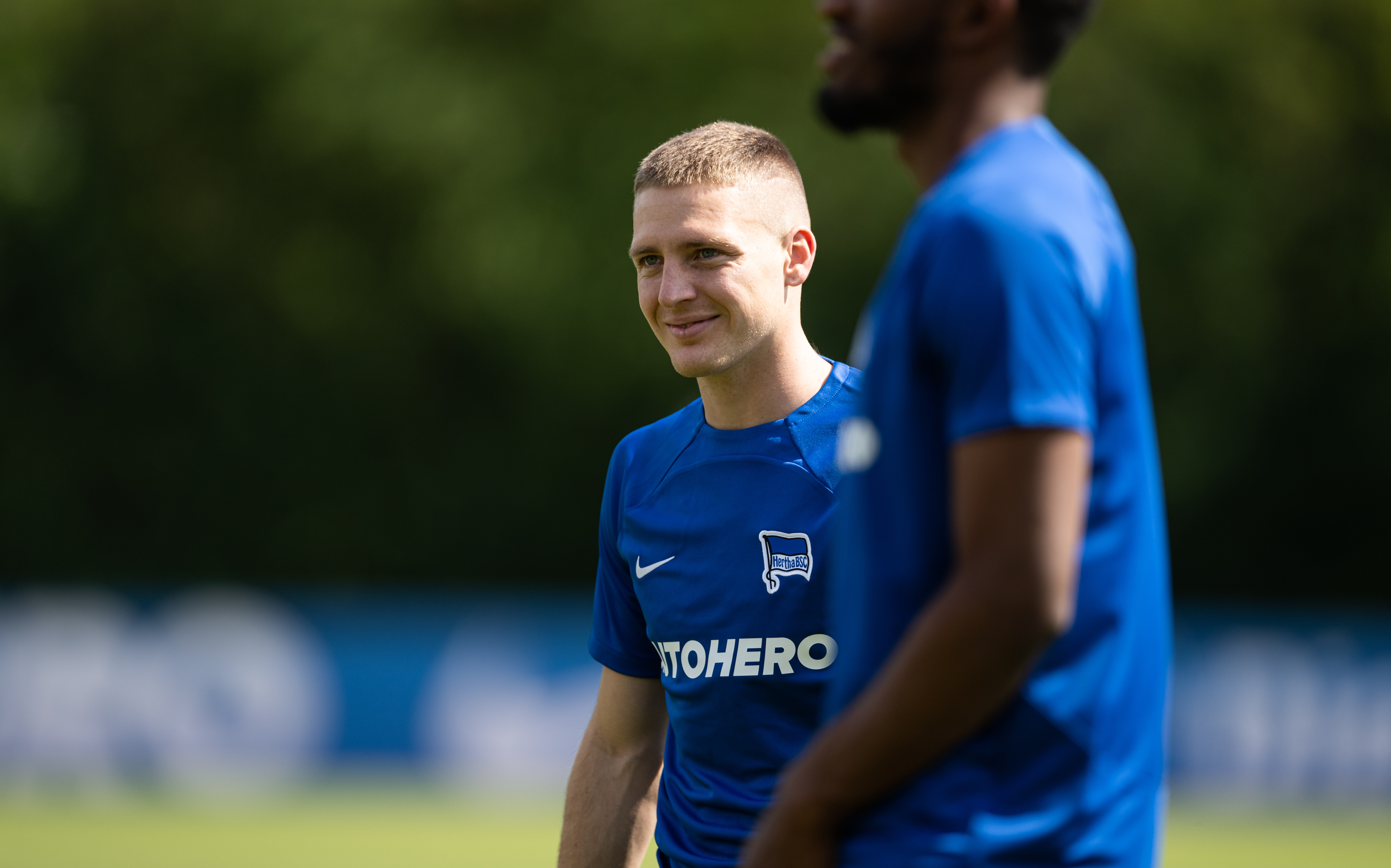 Santiago Ascacíbar lächelt auf dem Trainingsplatz.