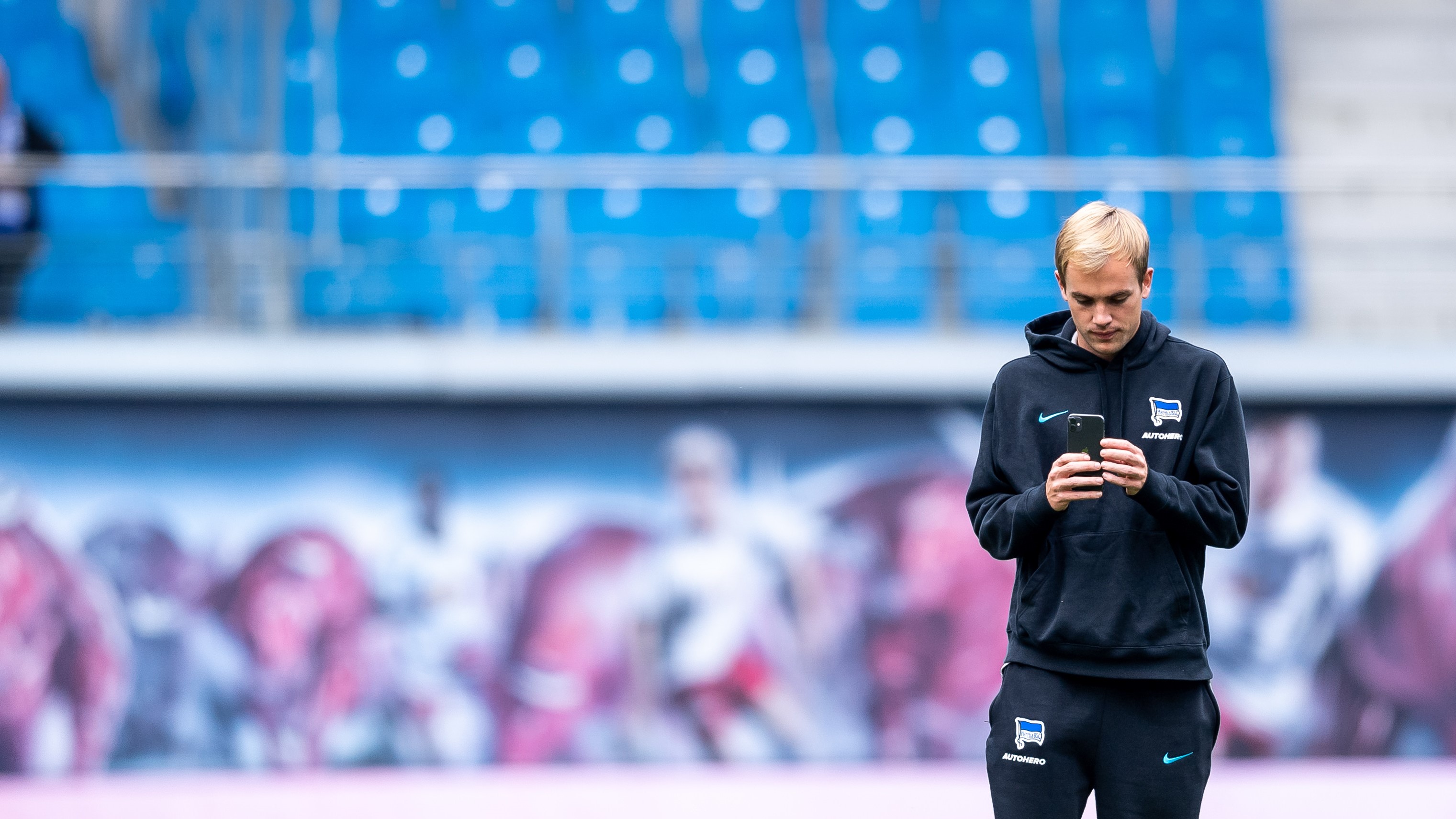 Cimo Röcker ist vor dem Spiel gegen Leipzig am Handy.