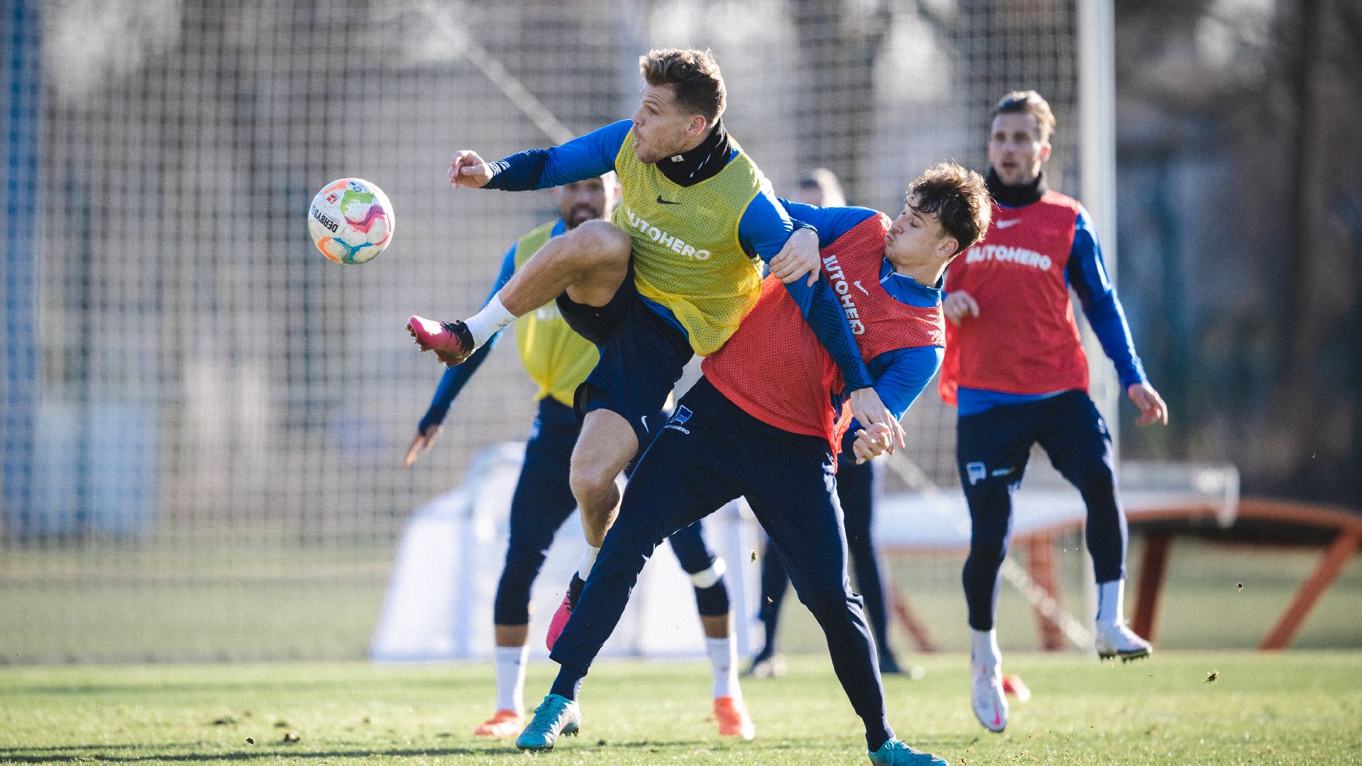 Florian Niederlechner challenges Pascal Klemens for the ball.