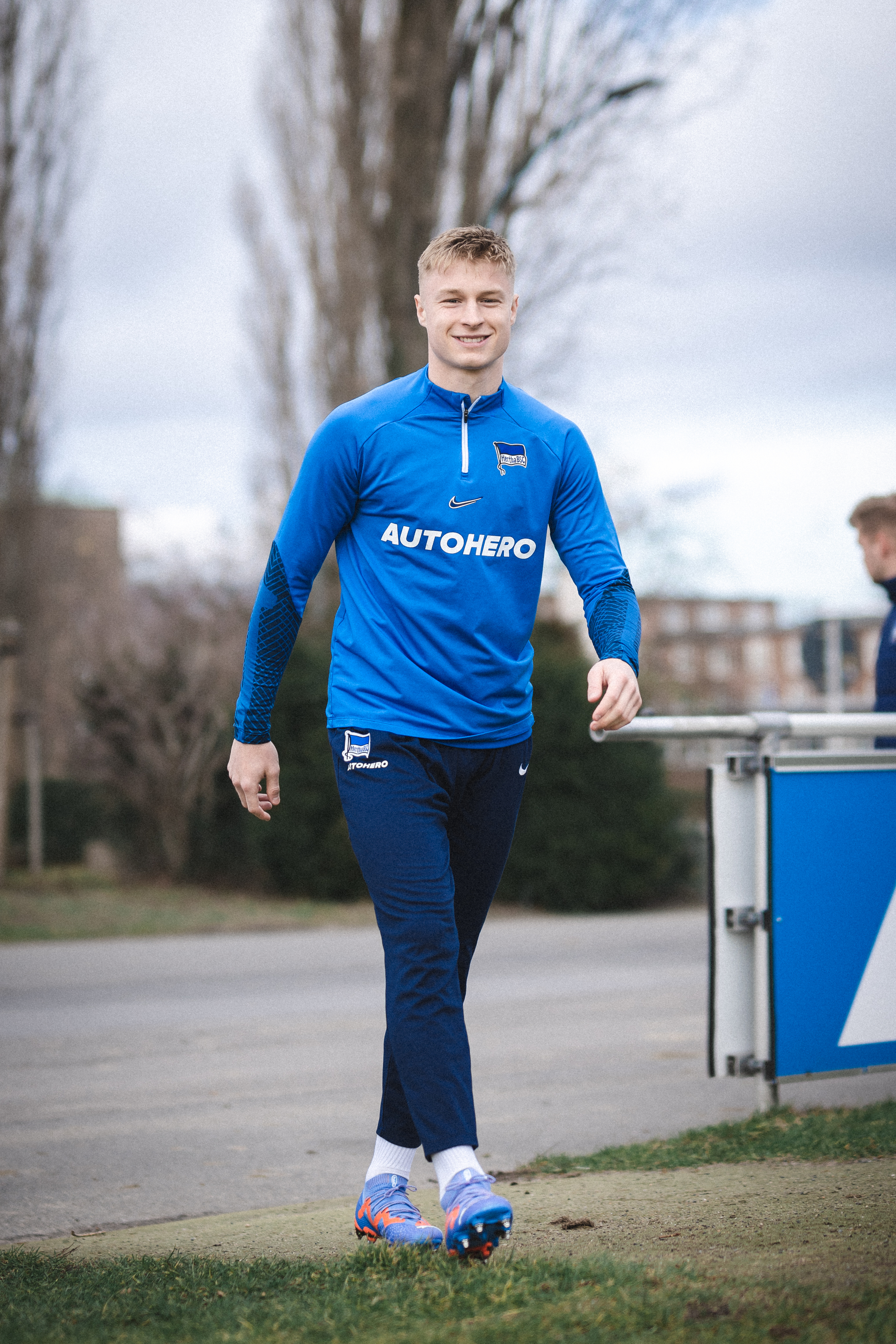 Julian Eitschberger betritt vor einer Trainingseinheit den Schenckendorffplatz.