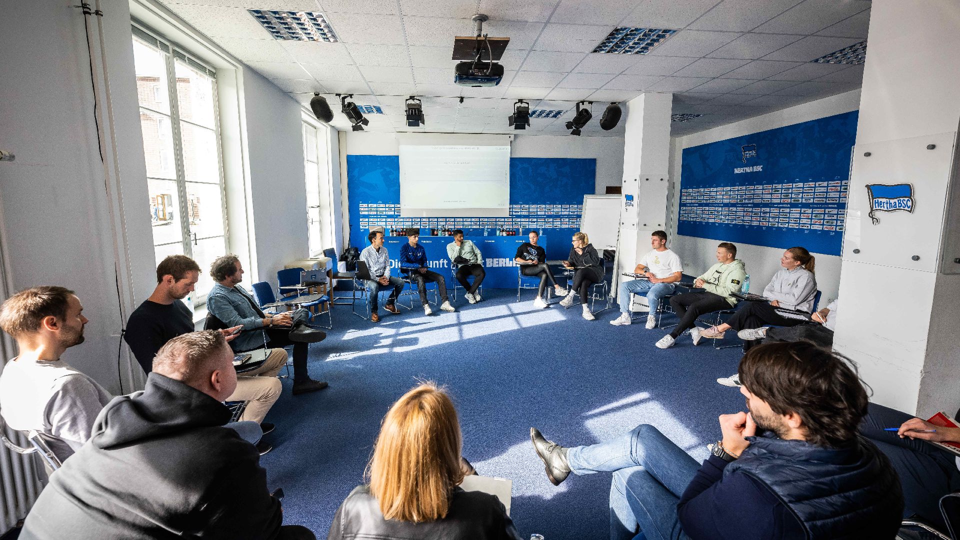Zahlreiche Personen sitzen bei einem Workshop in unserem Medienraum.