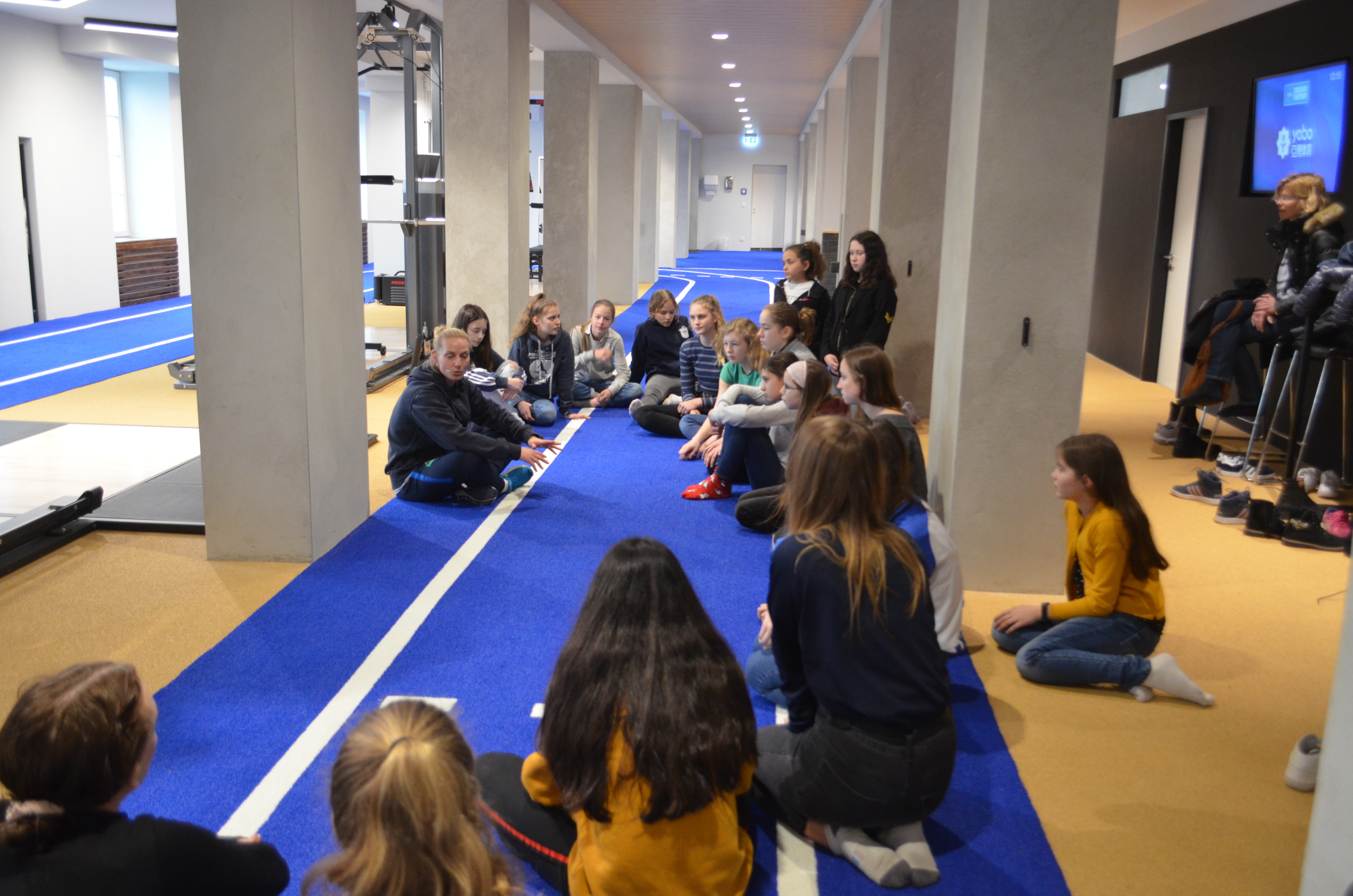 Mädchen besuchen unseren Indoor-Athletik-Bereich.