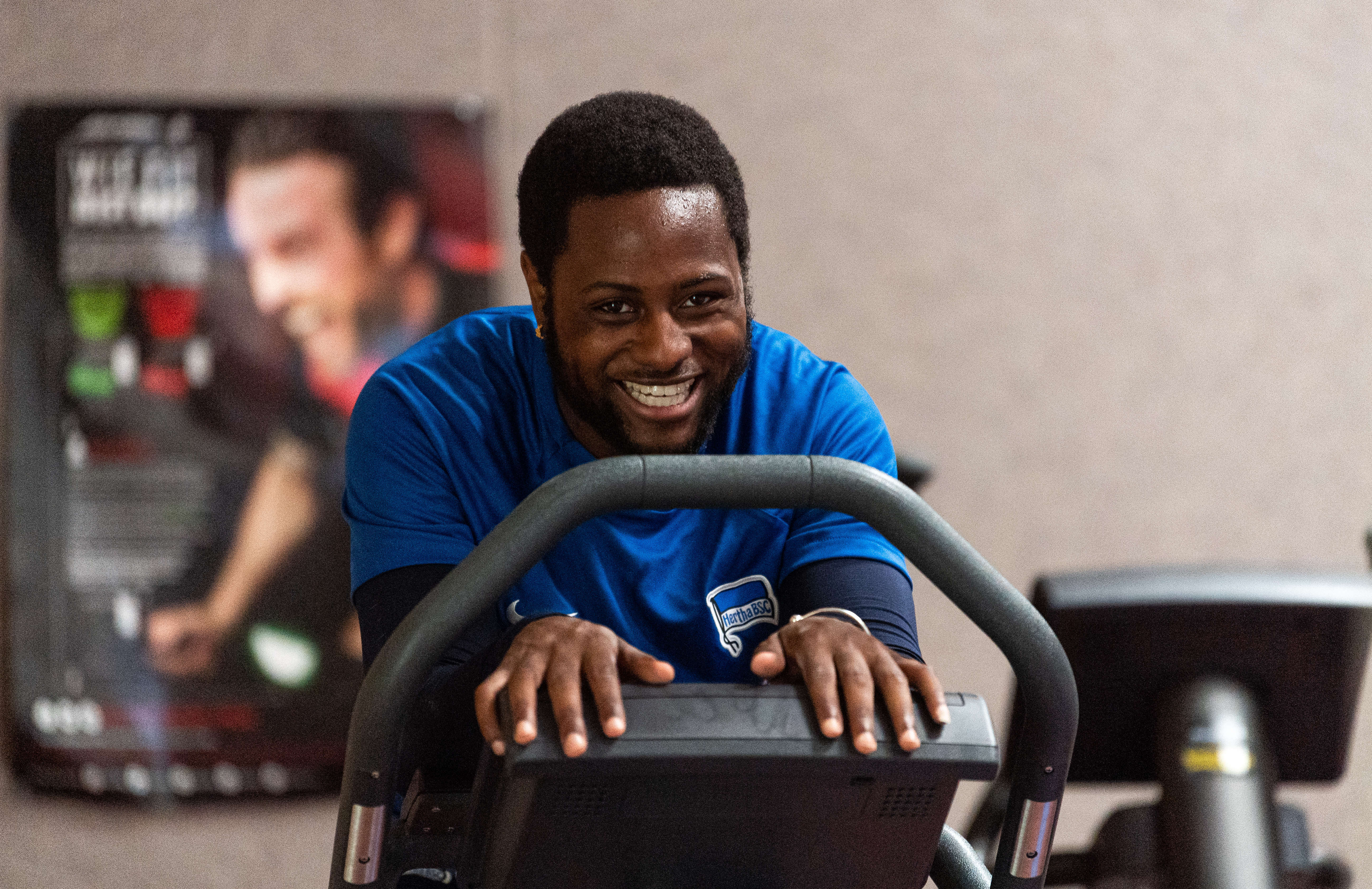 Deyovaisio Zeefuik lacht bei einer Übung im Gym.