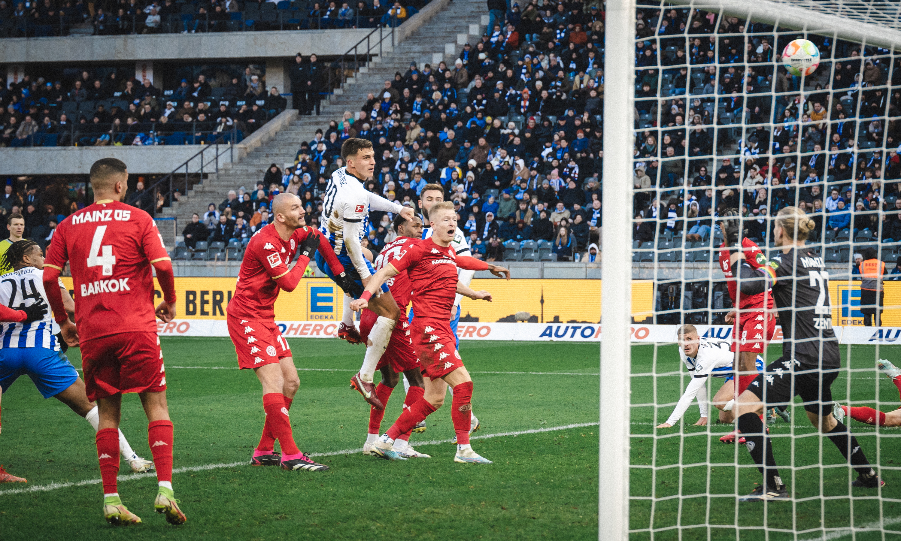 Marc Kempf setzt sich nach einer Ecke im Kopfballduell mit mehreren Gegenspielern durch.