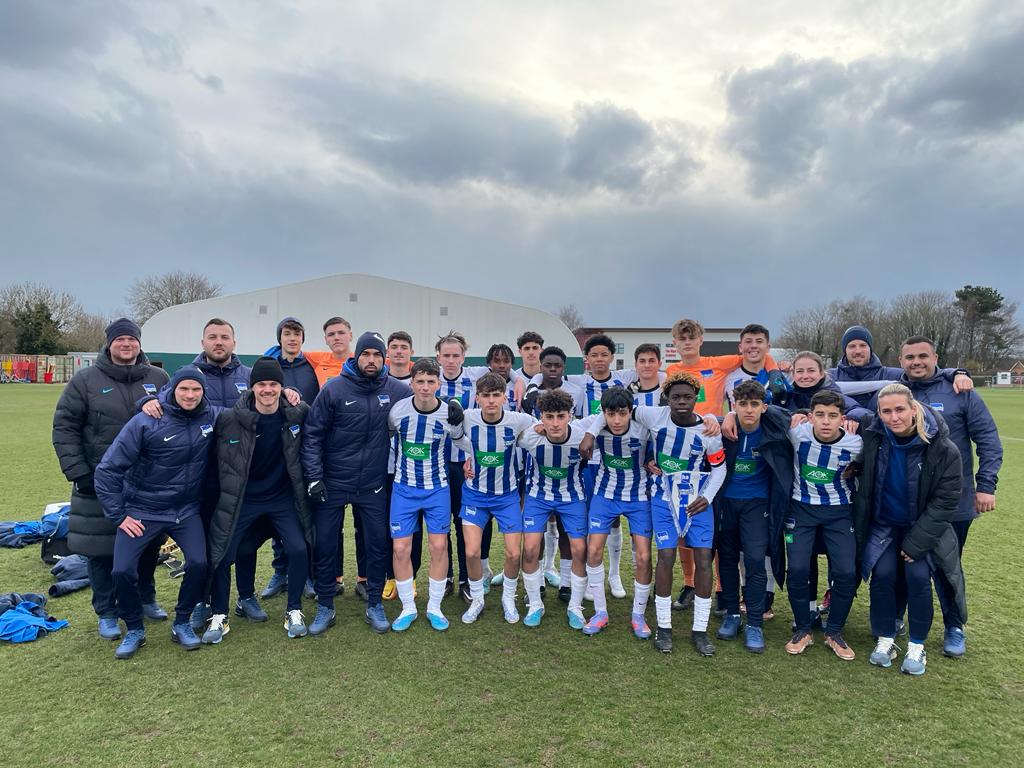 Unsere U15 posiert mitsamt Funktionsteam auf dem Gelände von Nottingham Forest.