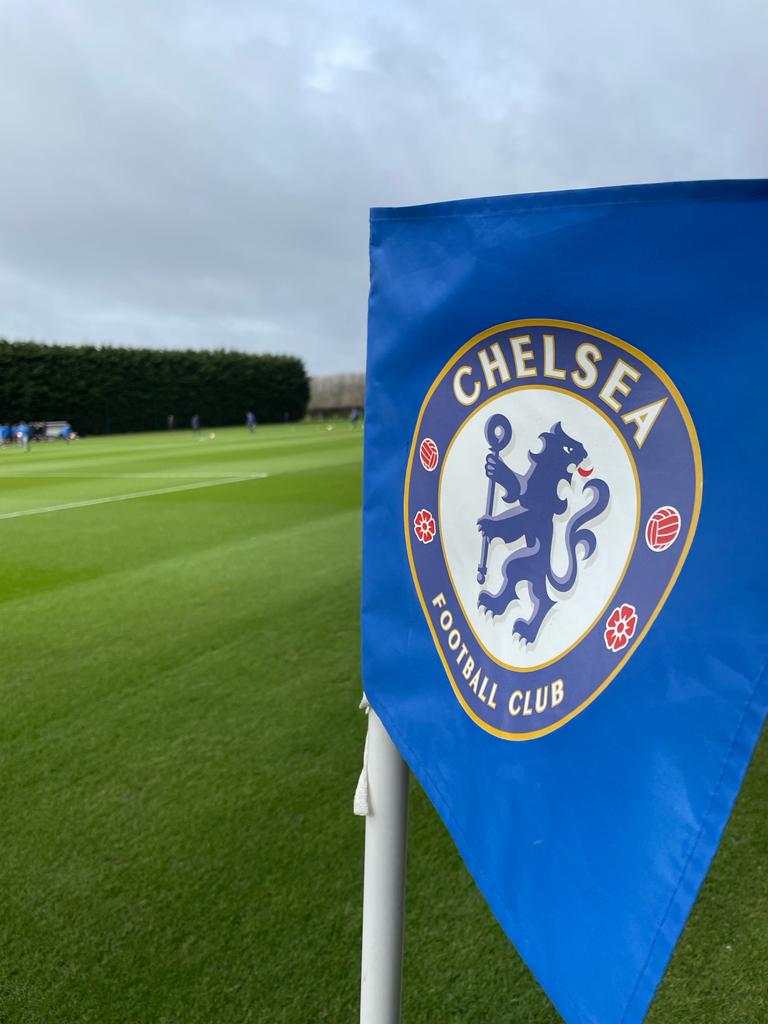 Die Flagge des Chelsea FC weht auf dem Trainingsplatz.