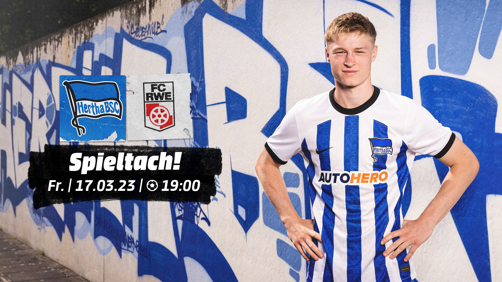 Julian Eitschberger posiert auf unserer Spieltagsgrafik für die Partie unserer U23 gegen den FC Rot-Weiß Erfurt.