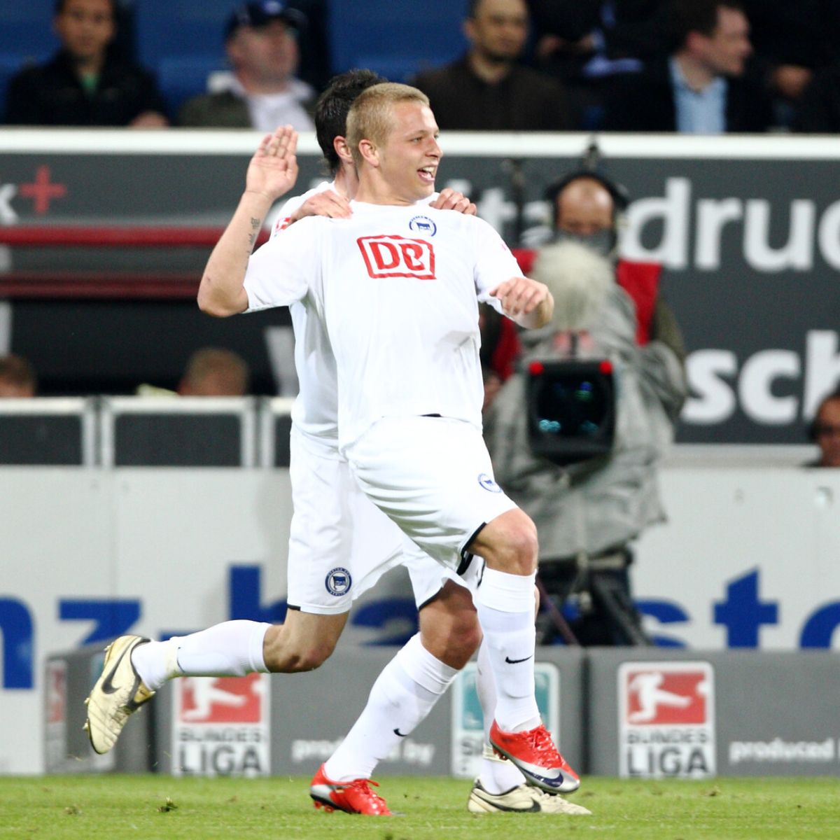 Patrick Ebert bejubelt ein Tor.