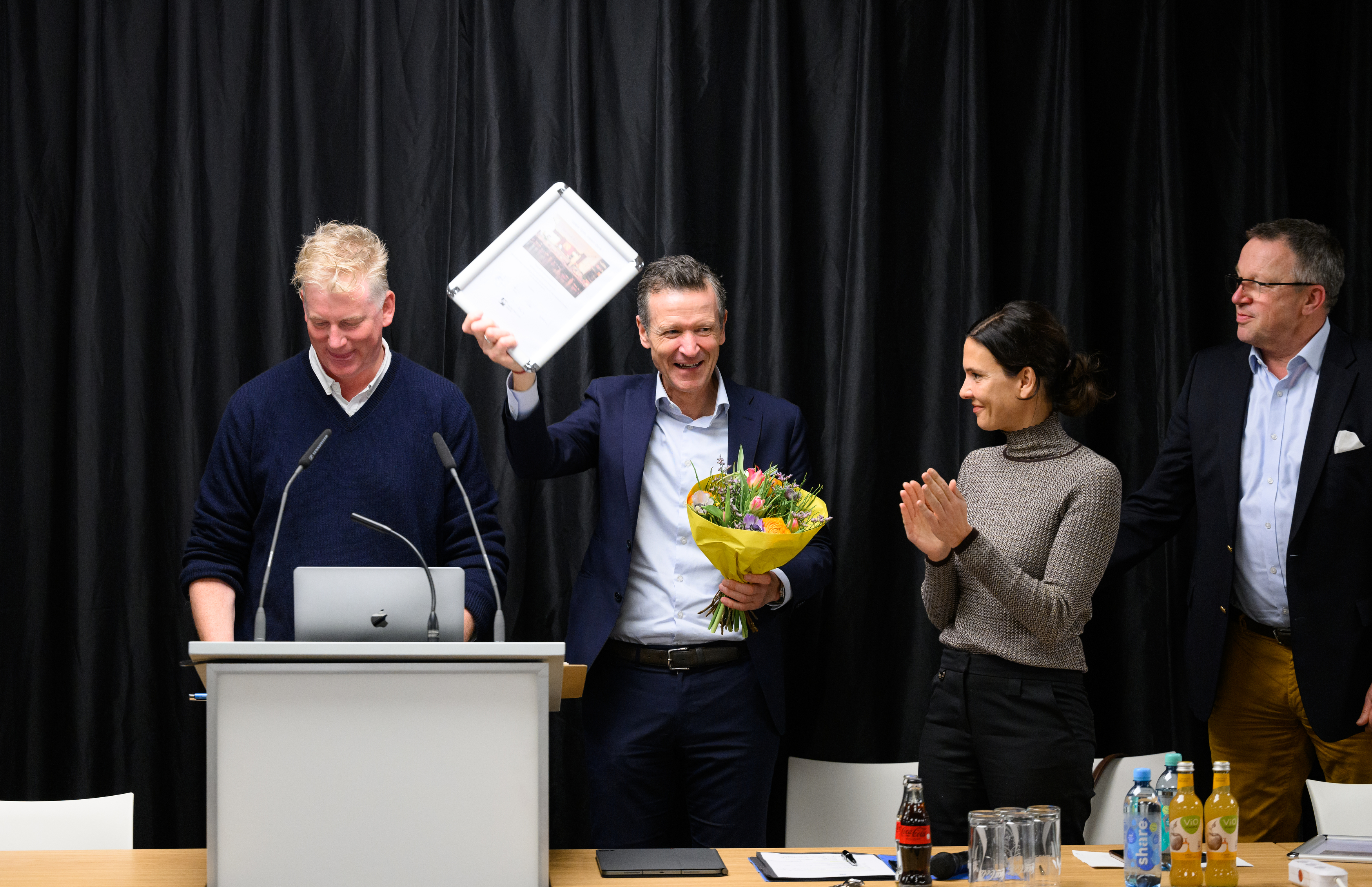Thomas E. Herrich erhält auf der Mitgliederversammlung des Marketing Club Berlin eine Auszeichnung.