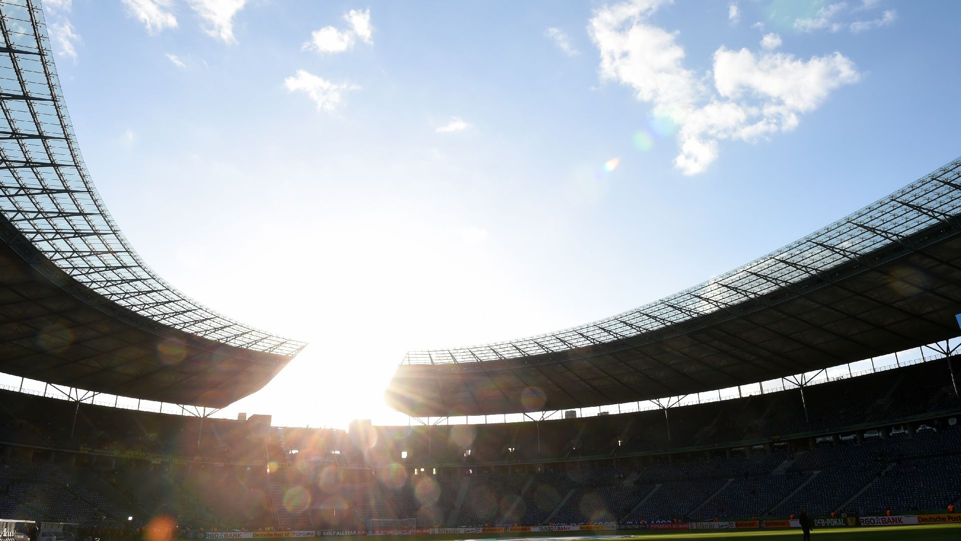 Die Sonne strahlt über dem Olympiastadion.
