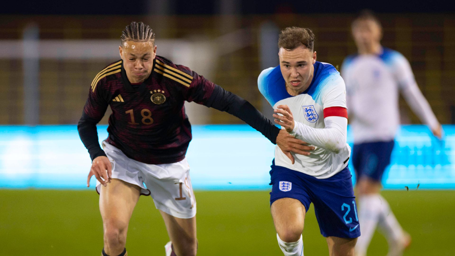 Derry Scherhant kämpft beim U20-Duell zwischen England und Deutschland mit Harvey Vale um den Ball.