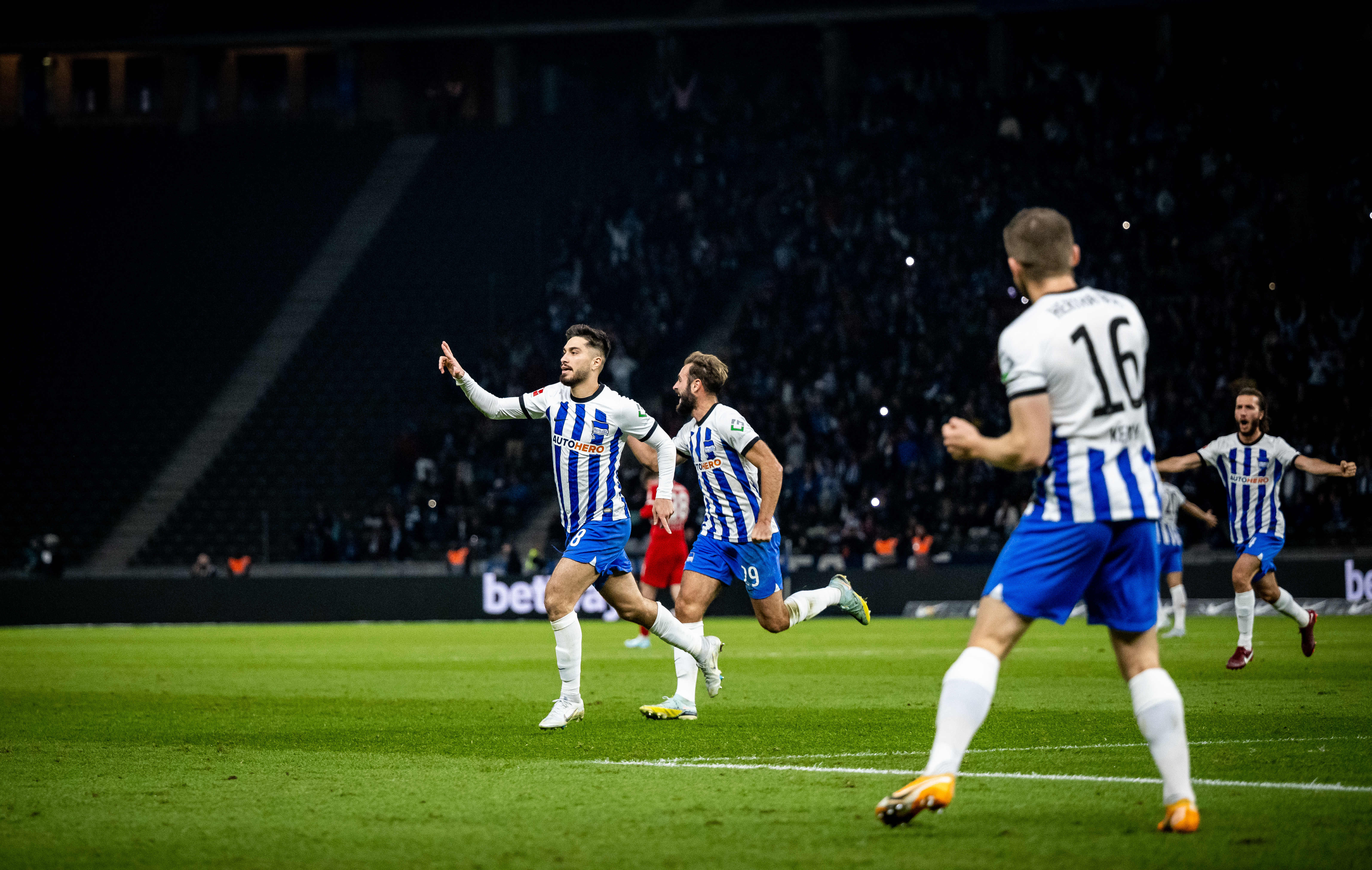 Suat Serdar jubelt nach seinem Treffer zum 2:1.