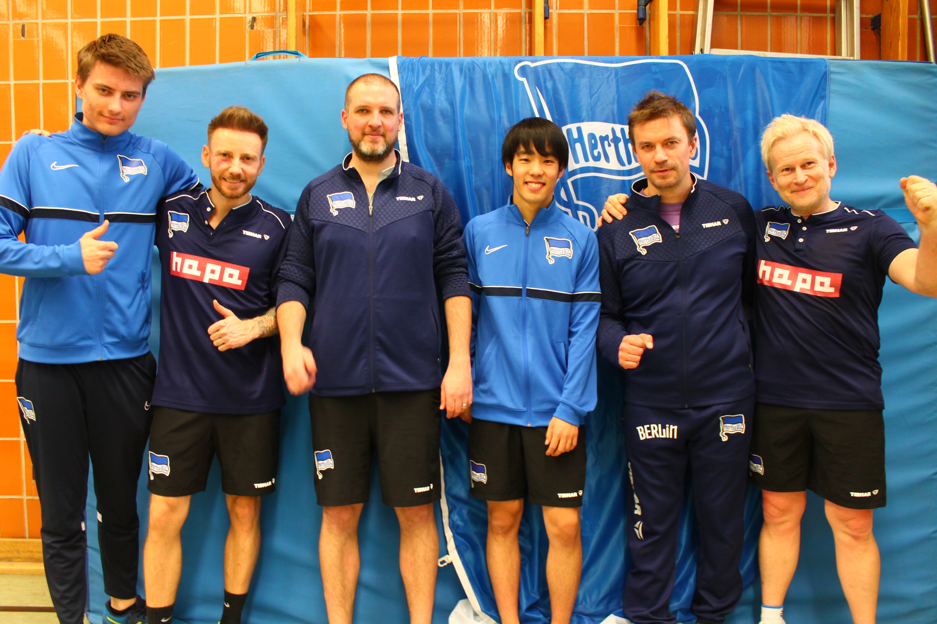 Teamfoto der ersten Mannschaft der Tischtennisabteilung von Hertha BSC.