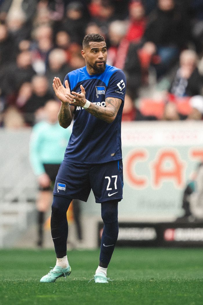 Prince Boateng spendet Applaus auf dem Platz.