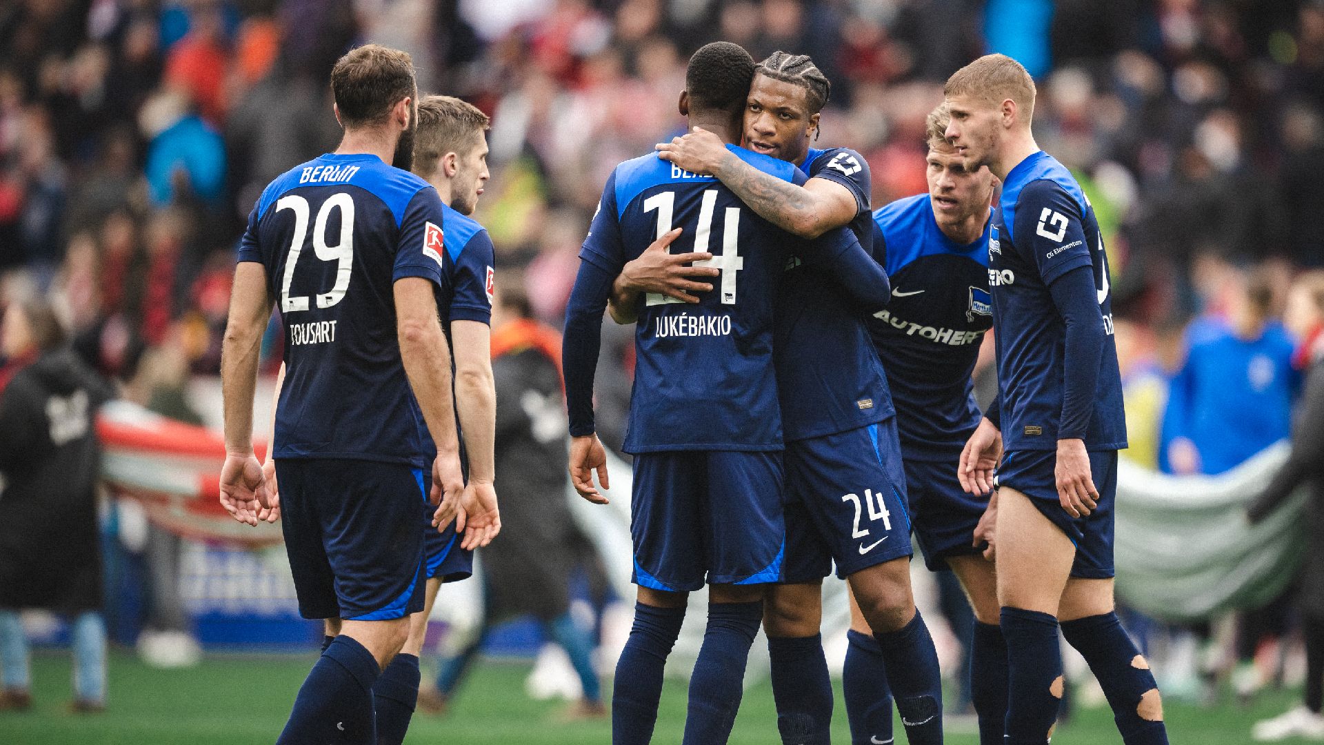 Unsere Herthaner jubeln nach dem Abpfiff über den Punktgewinn in Freiburg.