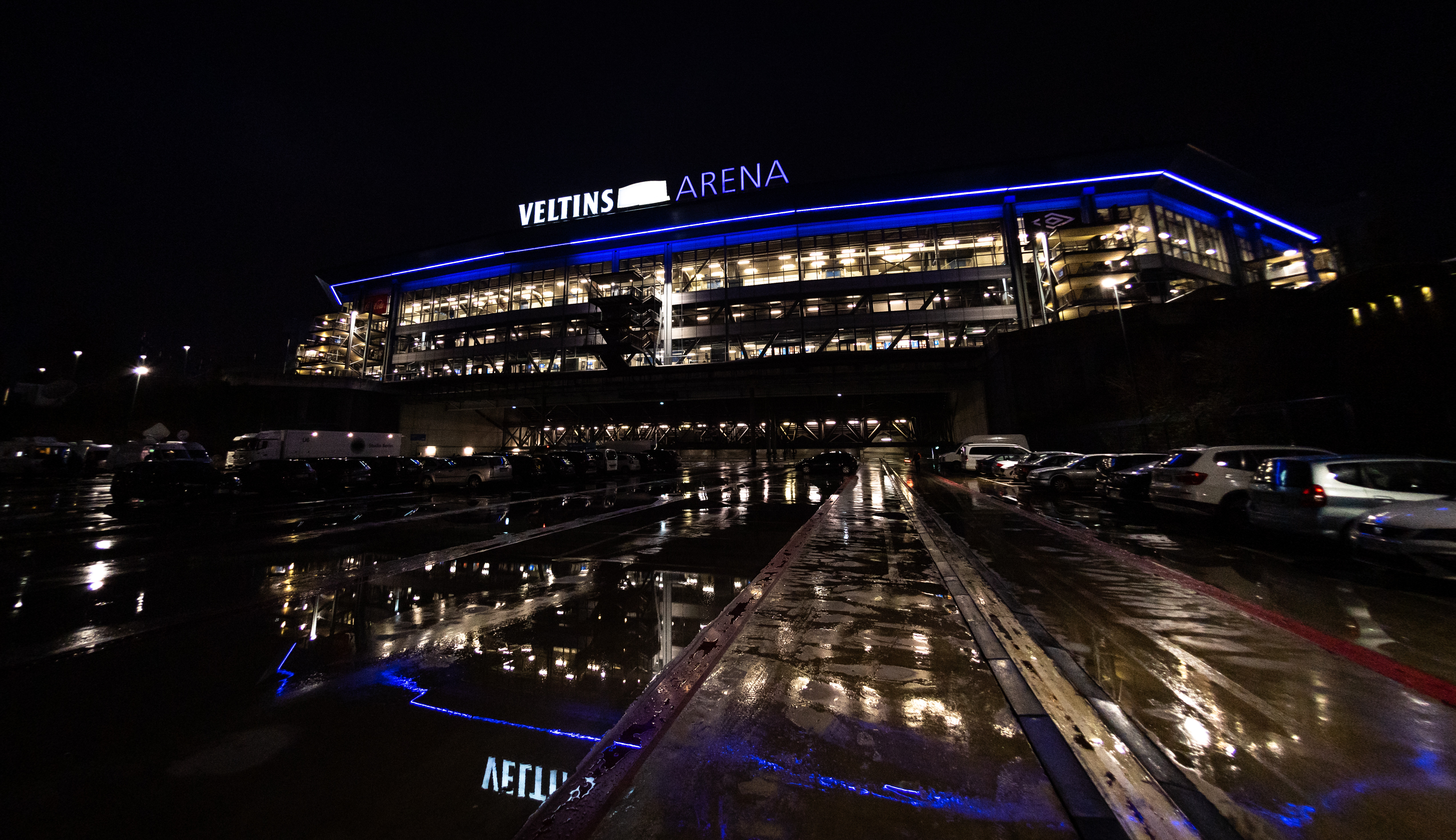 Die Gelsenkirchener Arena bei Nacht.