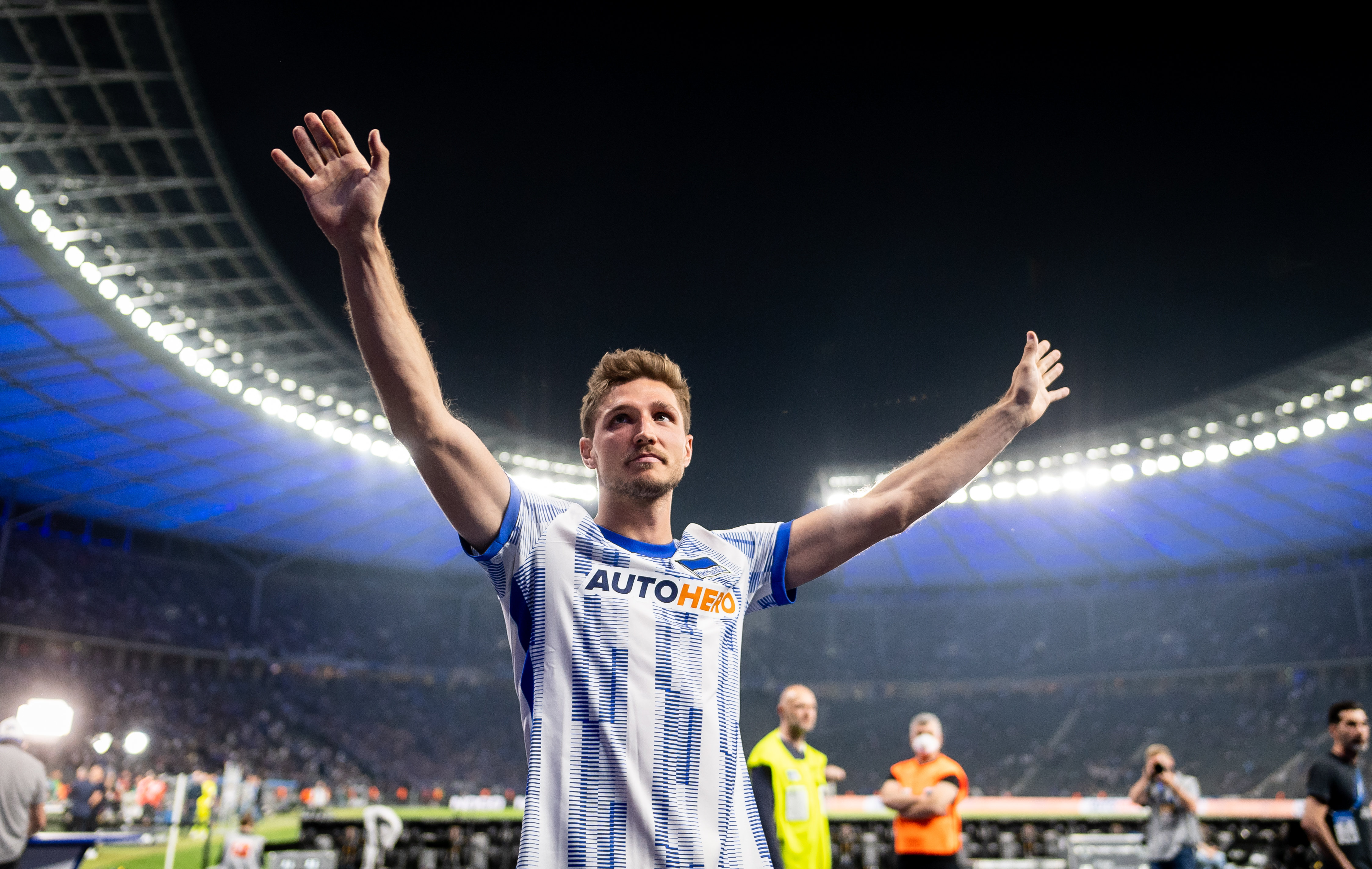 Niklas Stark bei seinem Abschied vor der Ostkurve.