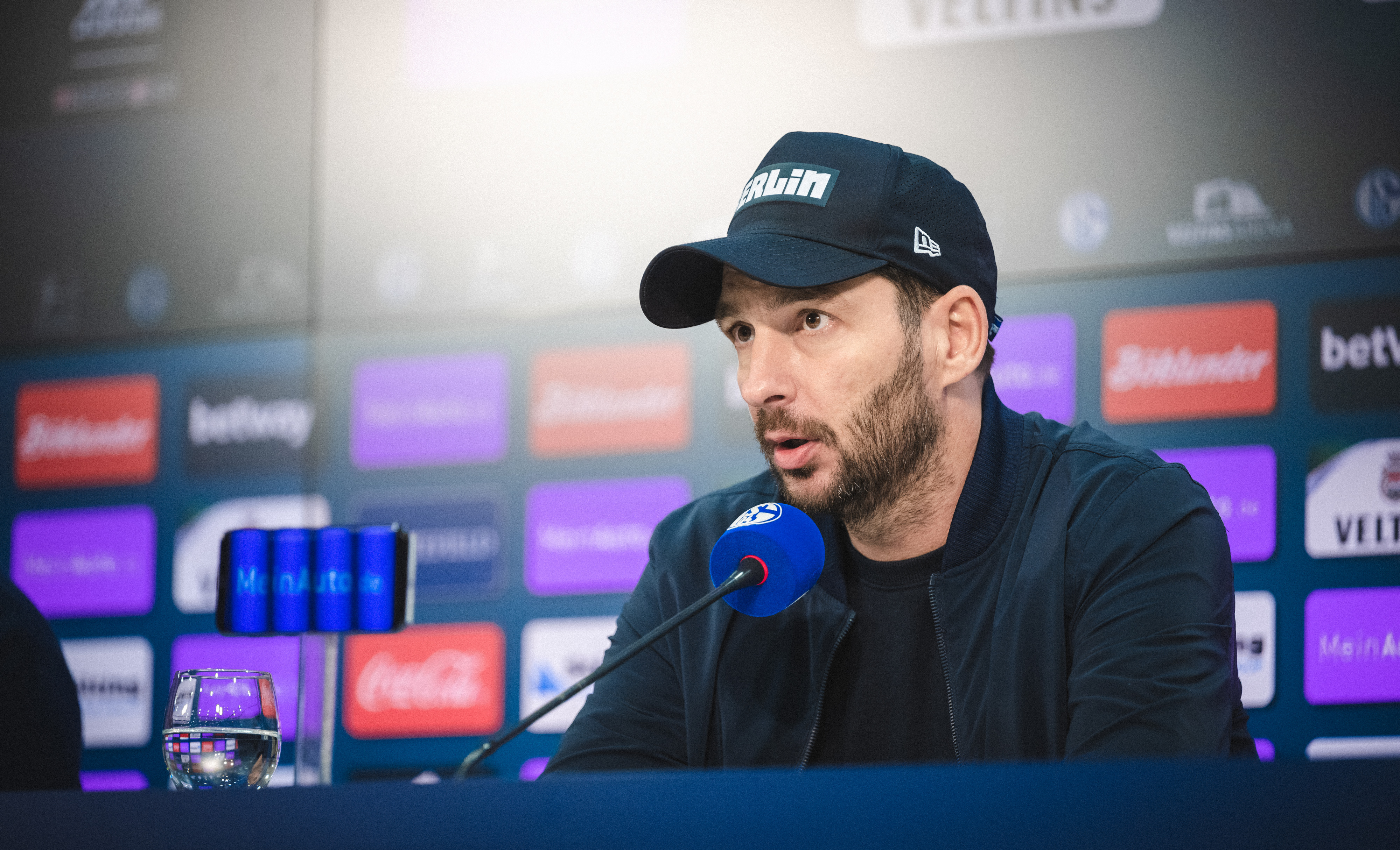 Sandro Schwarz spricht während einer Pressekonferenz ins Mikrofon.