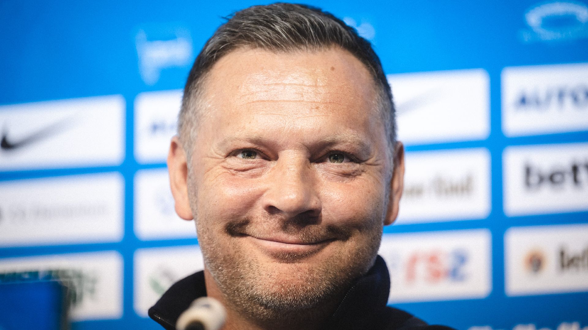 Pál Dárdai lächelt zuversichtlich in die Kamera.
