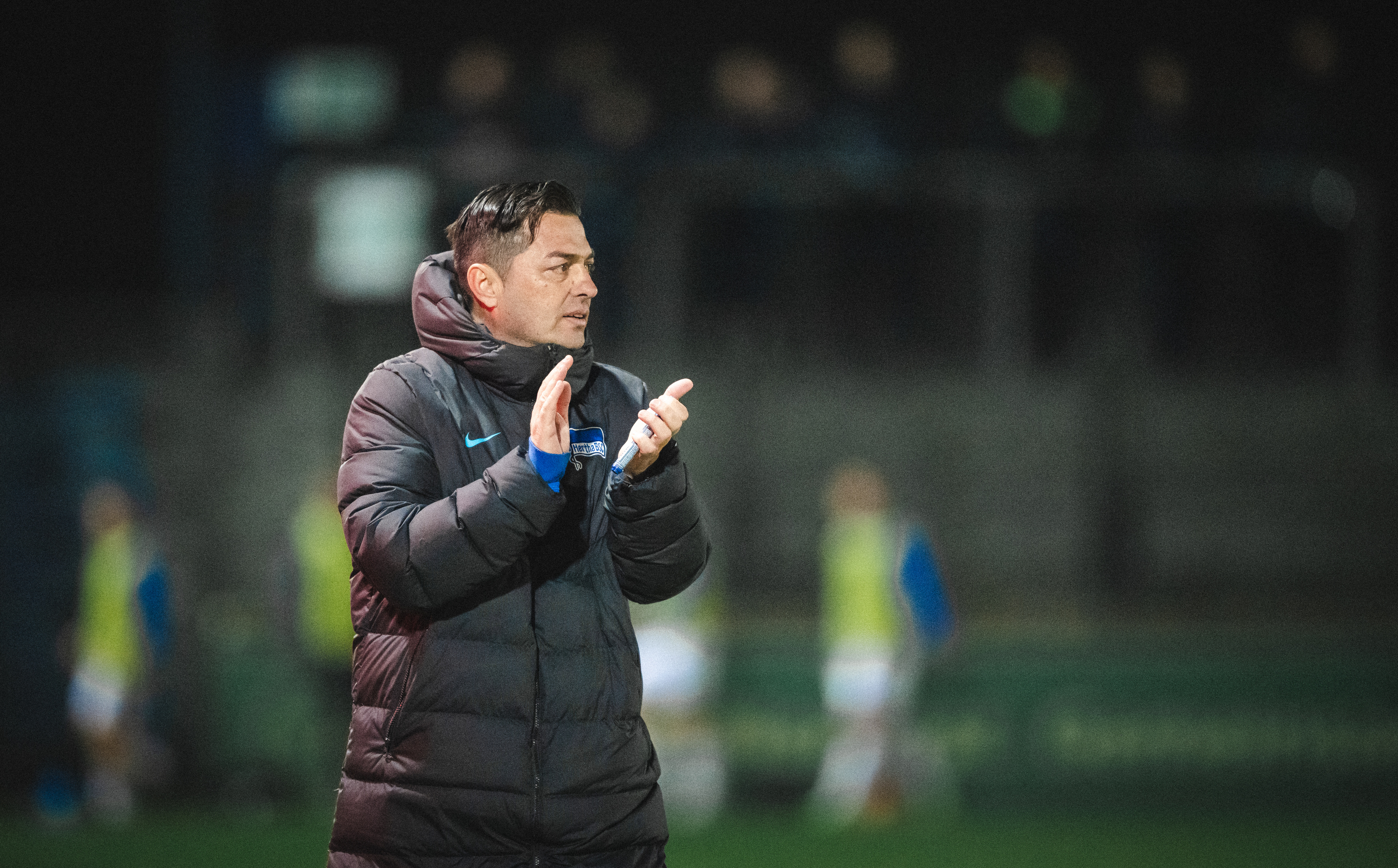 Ante Čović applaudiert an der Seitenlinie.