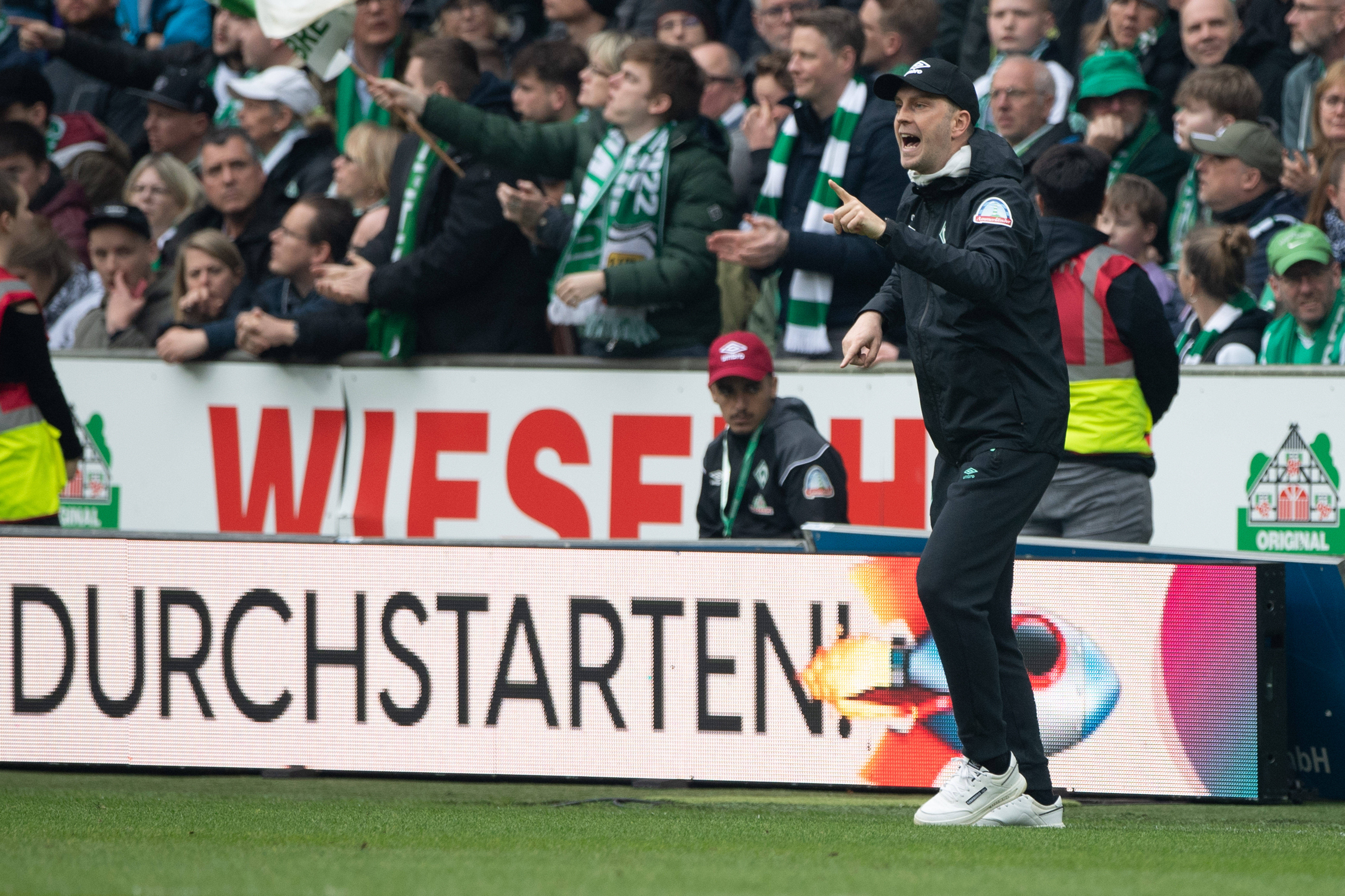 Ole Werner gestikuliert von der Seitenlinie.