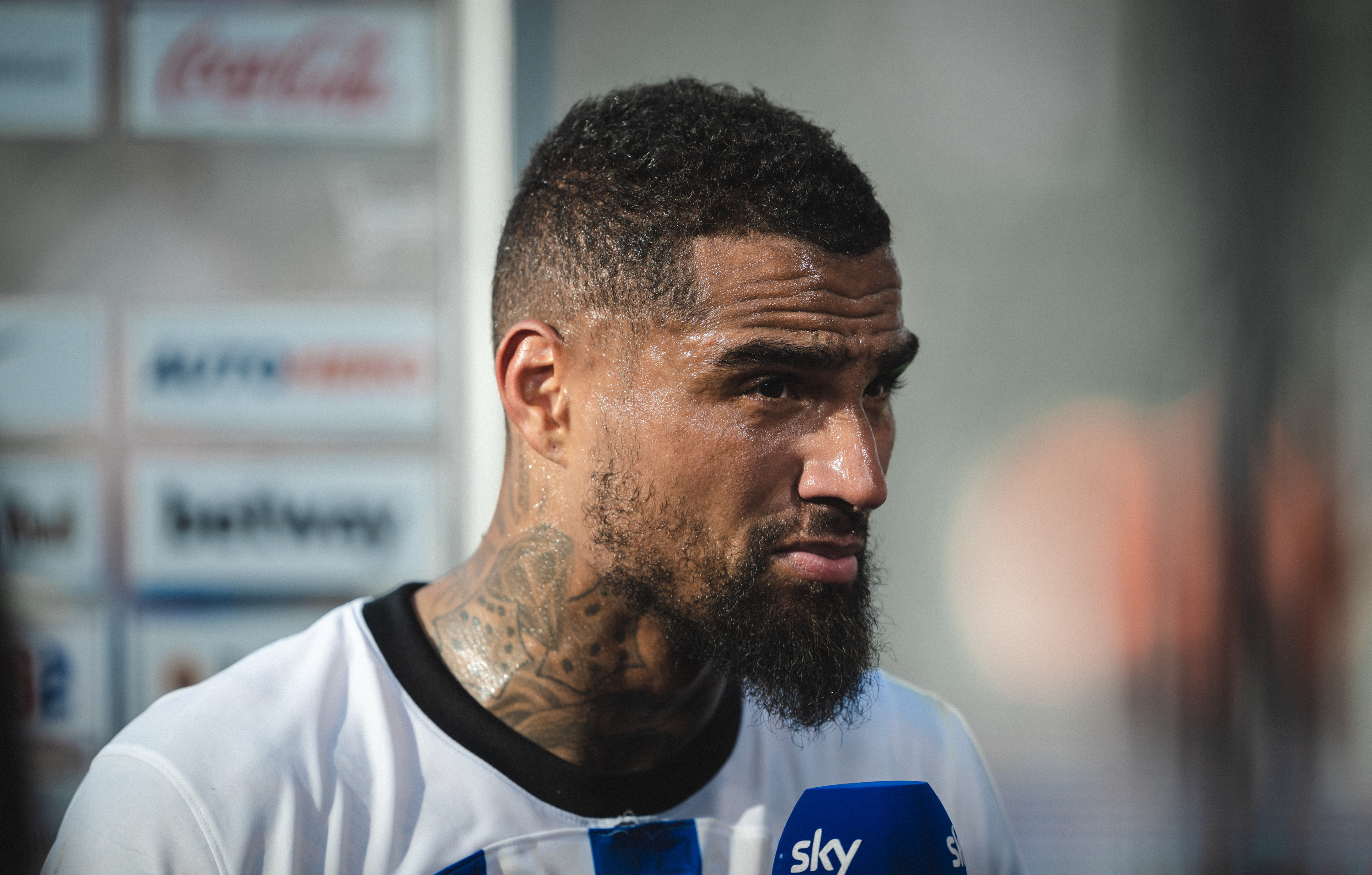 Prince Boateng spricht für ein Interview ins Mikrofon.