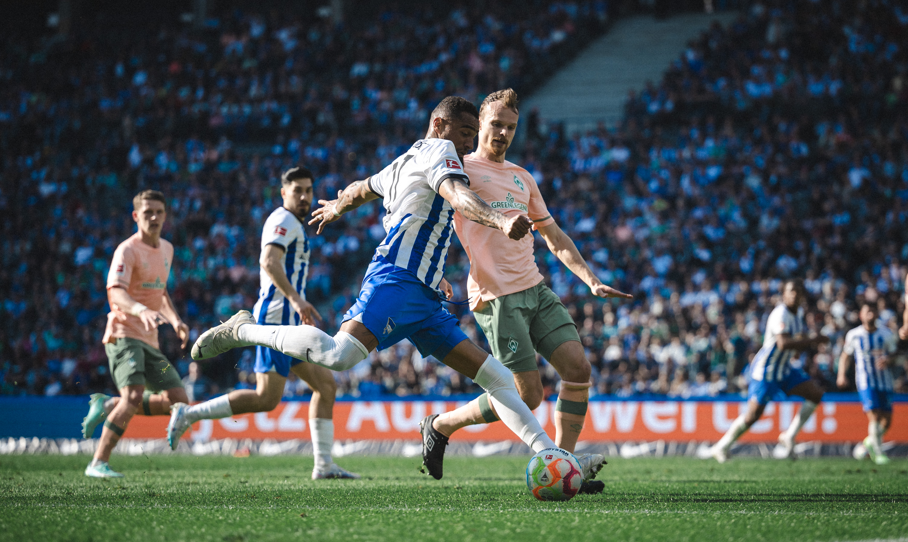 Prince Boateng mit einem Schussversuch gegen den SV Werder Bremen.