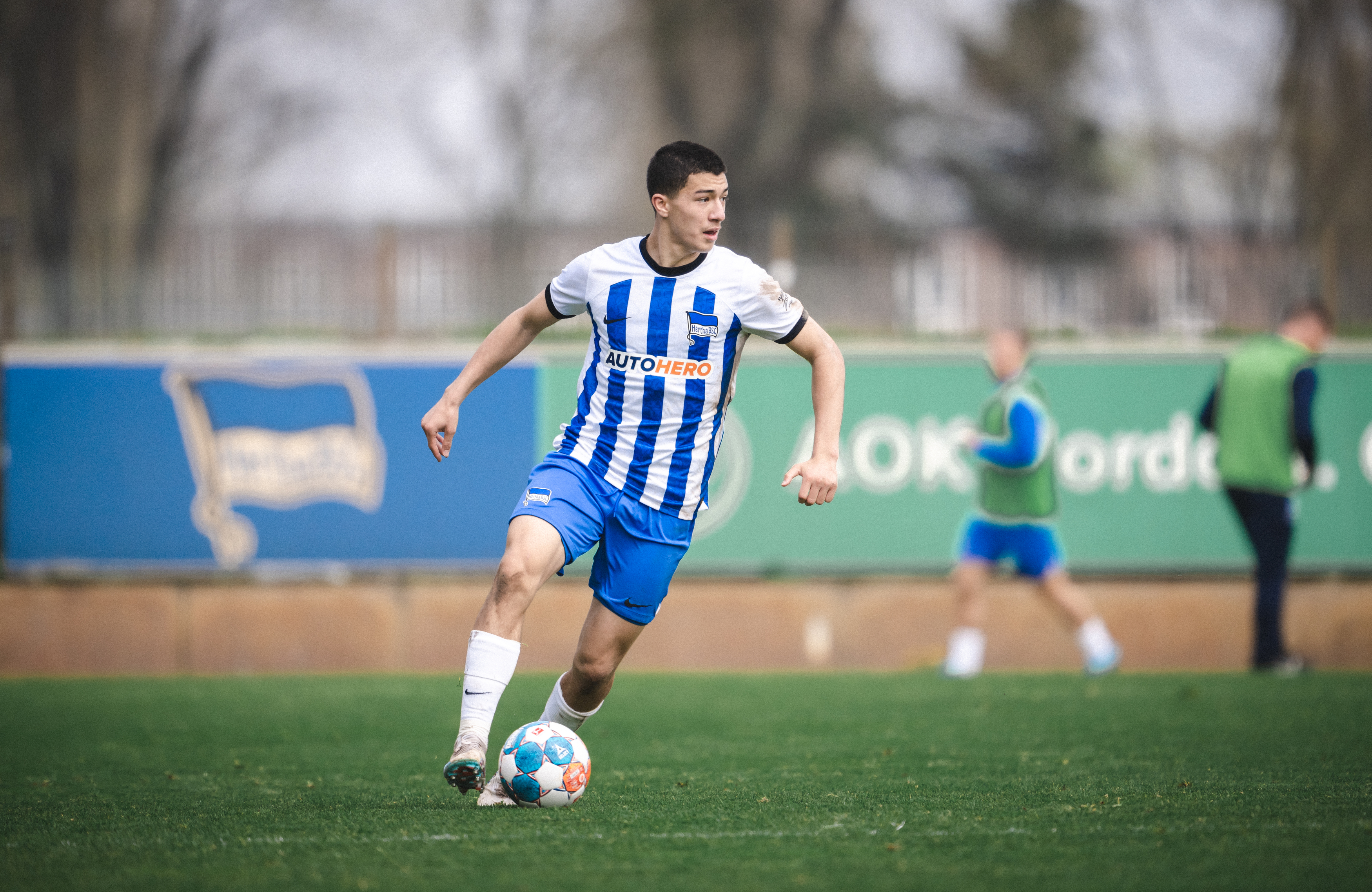 Ibrahim Maza treibt den Ball nach vorne.