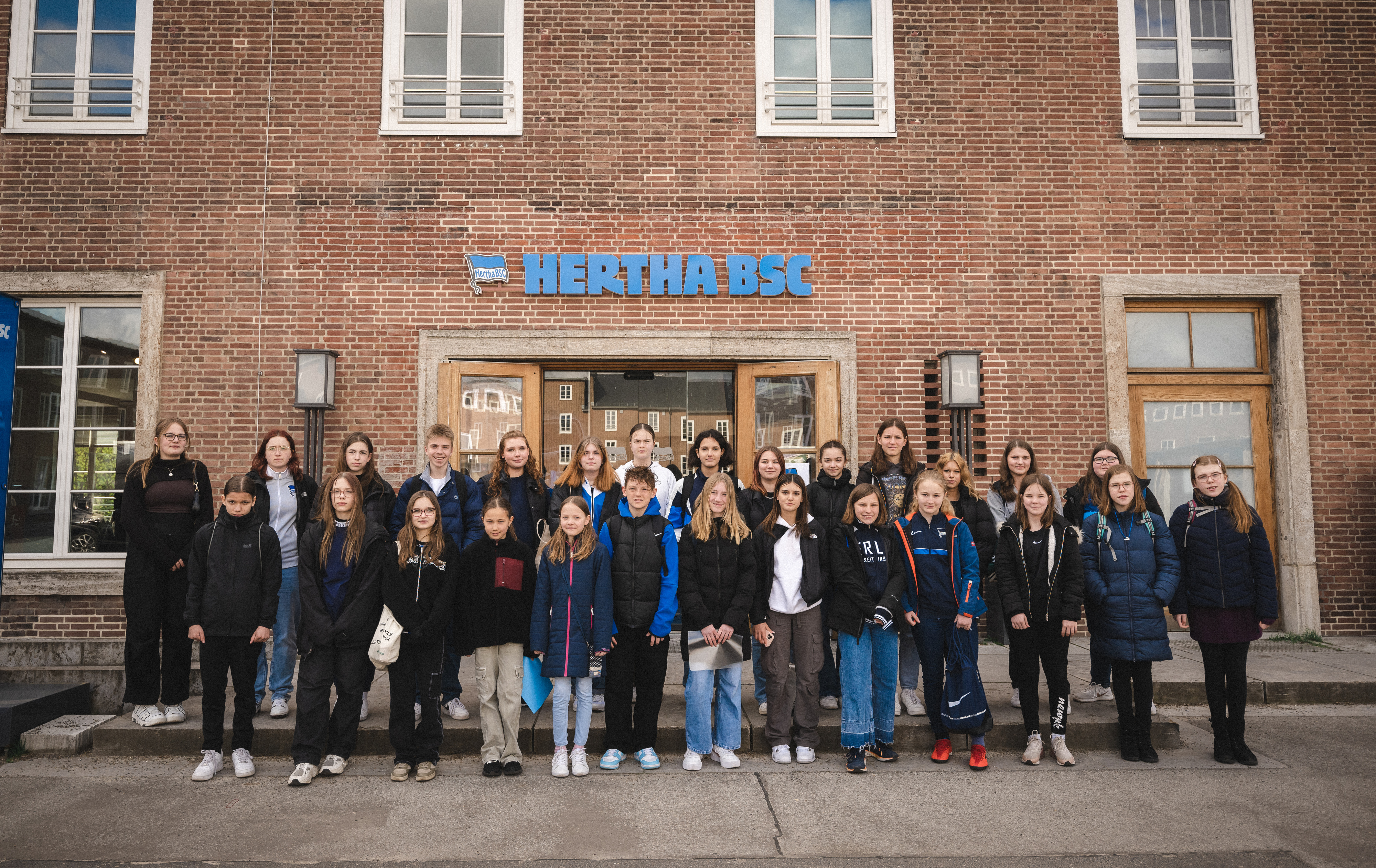 Die Teilnehmenden des Girls'Days haben sich vor der Geschäftsstelle zum Gruppenfoto aufgestellt.